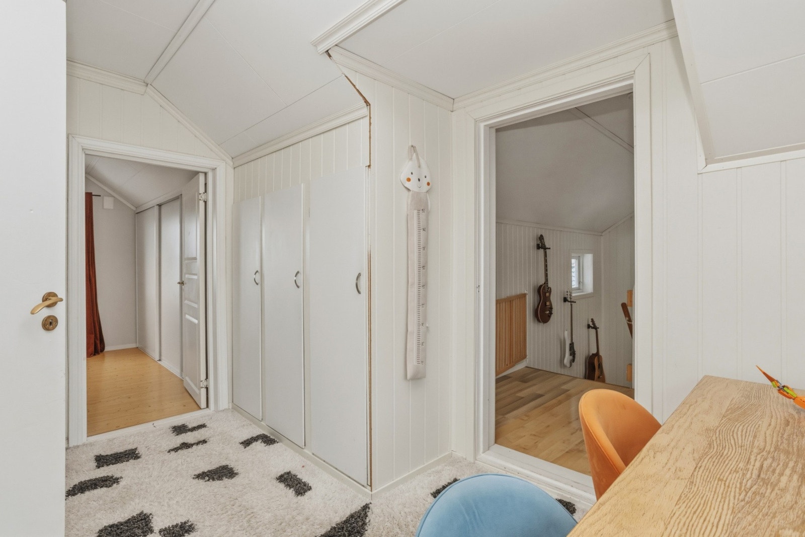 Gang med plassbygde skap for oppbevaring Galleribilde