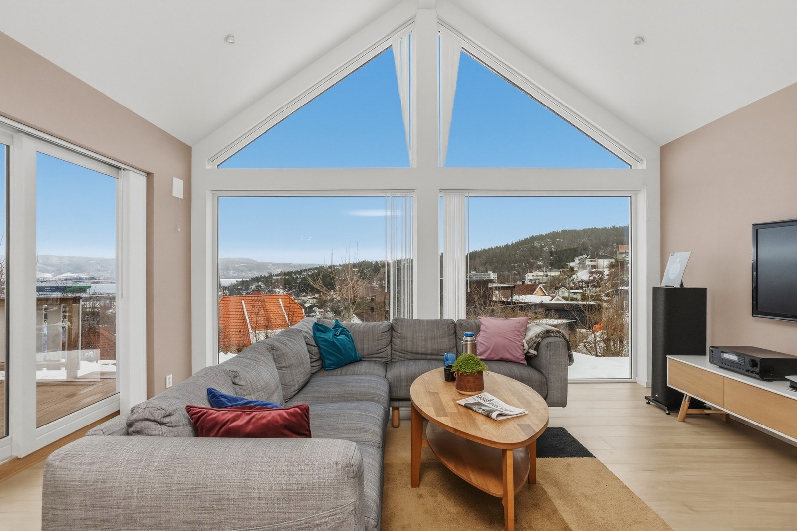 Boligen har en flott stue med store vindusflater som slipper inn rikelig med naturlig lys Galleribilde