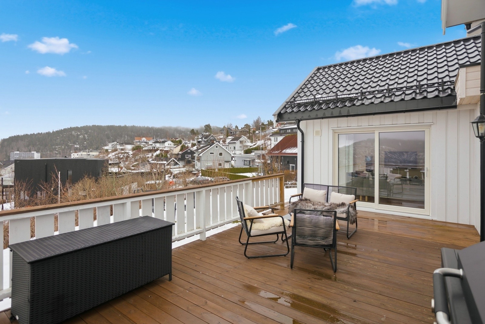 Terrassen er oppført i trekonstruksjon med rekkverk i tre, og gulvflatene er belagt med terrassebord Galleribilde