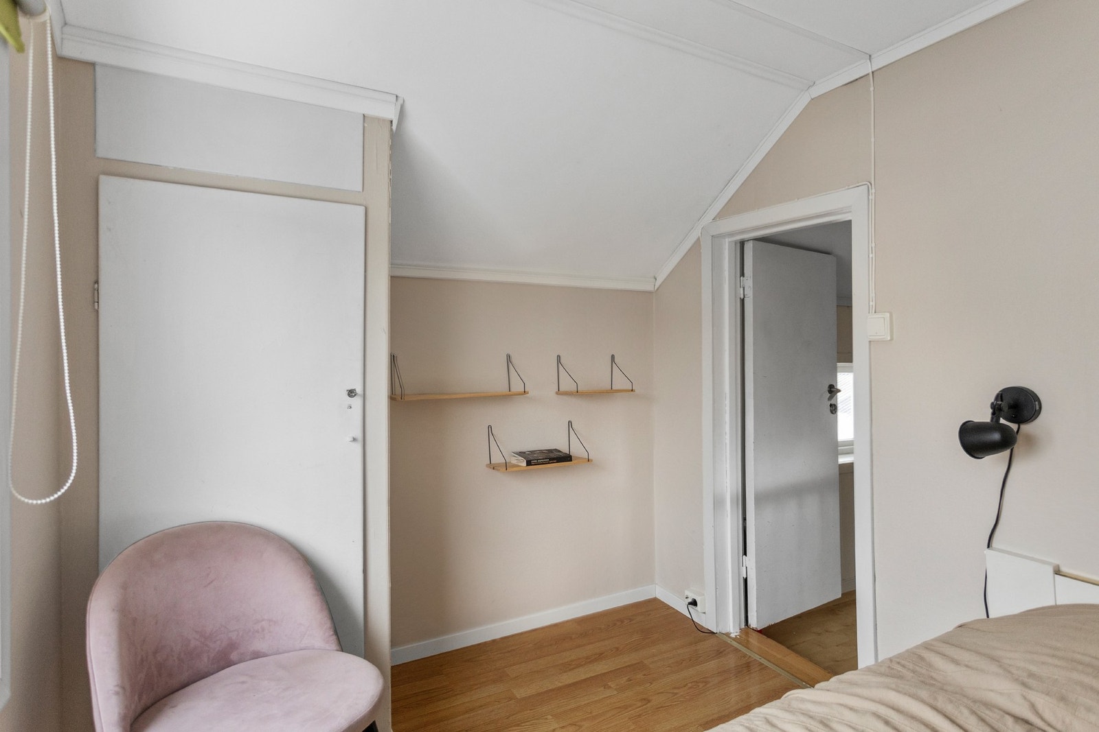 Innebygd garderobeskap på soverom 3 Galleribilde