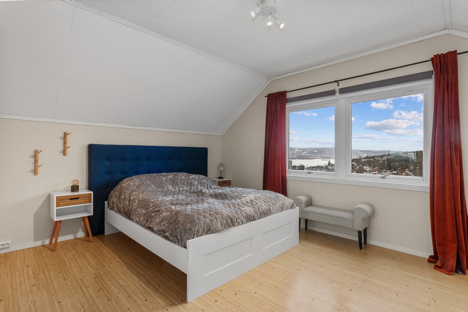 Hovedsoverommet har god plass til dobbeltseng og nattbord. Rommet vender mot et rolig boligområde og har nydelig utsikt mot fjorden Galleribilde