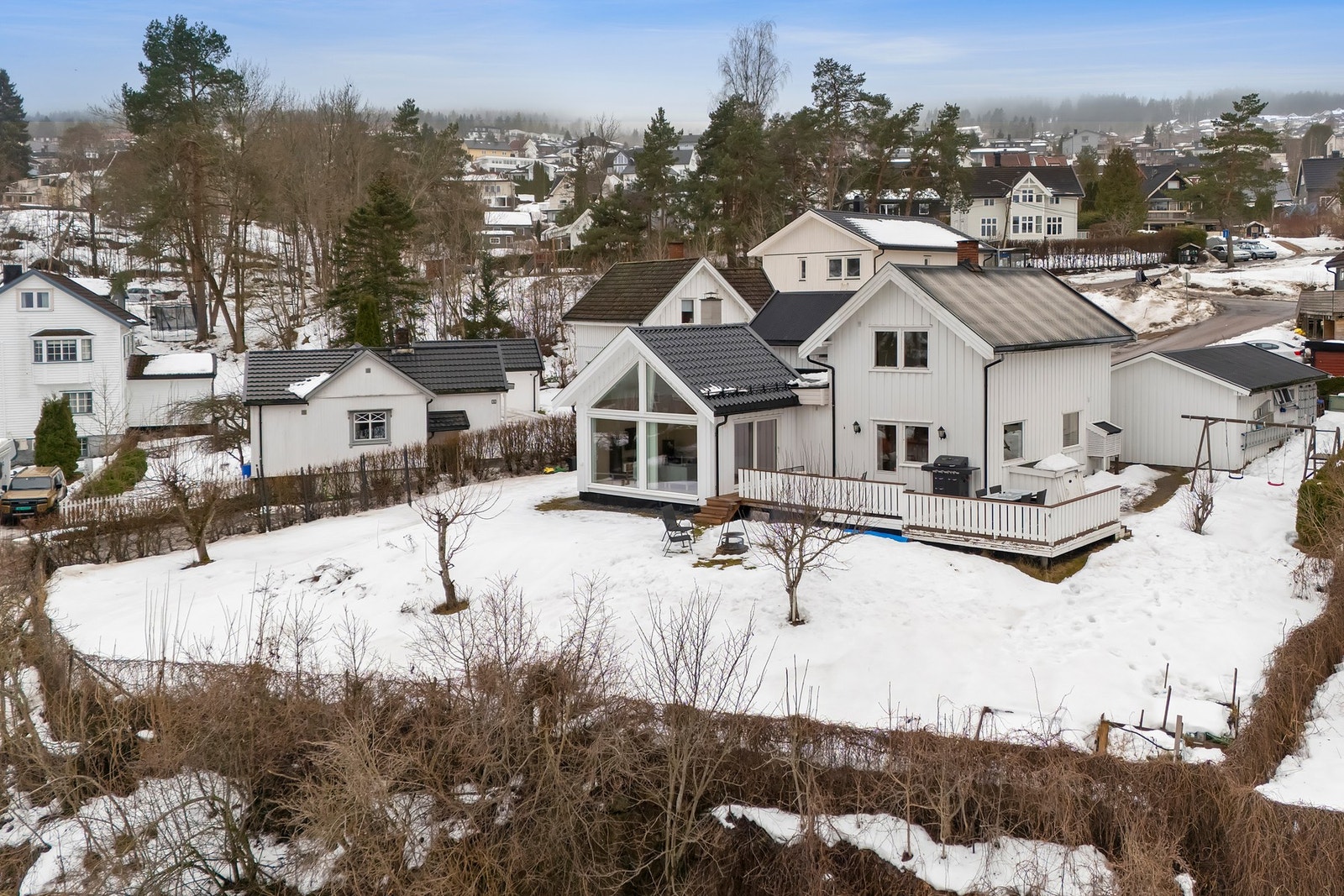Eiendommen har en stor og skjermet tomt på totalt 899 kvm opparbeidet med terrasse, gressplen og diverse beplantning Galleribilde