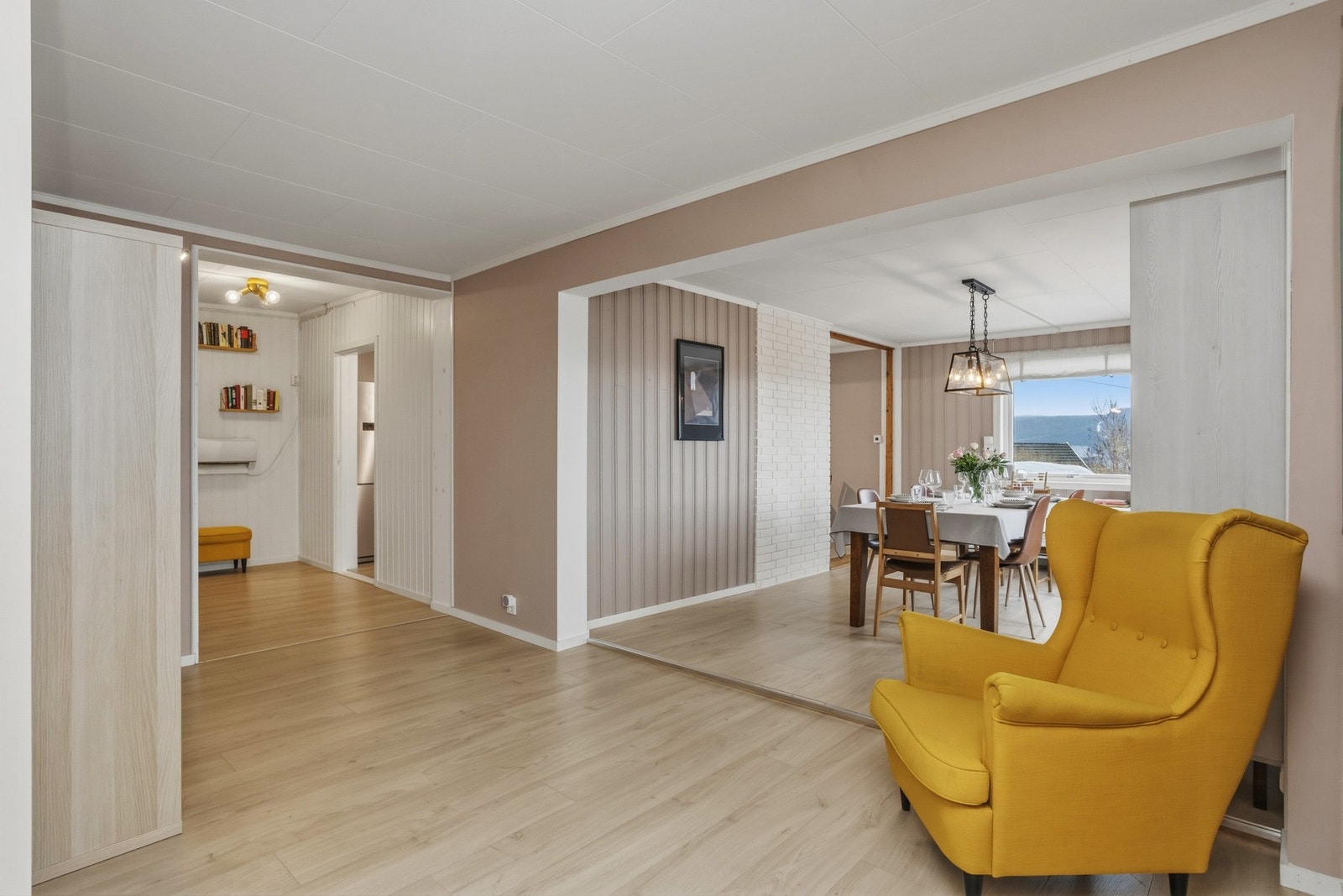 Videre er det gulvvarme i stue, spisestue og på kjøkken Galleribilde