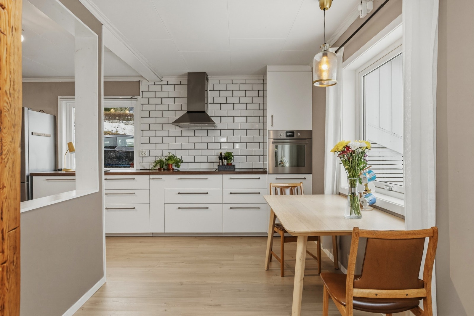 Ikea-kjøkkeninnredning fra 2017 med glatte fronter og benkeplate med laminert overflate Galleribilde