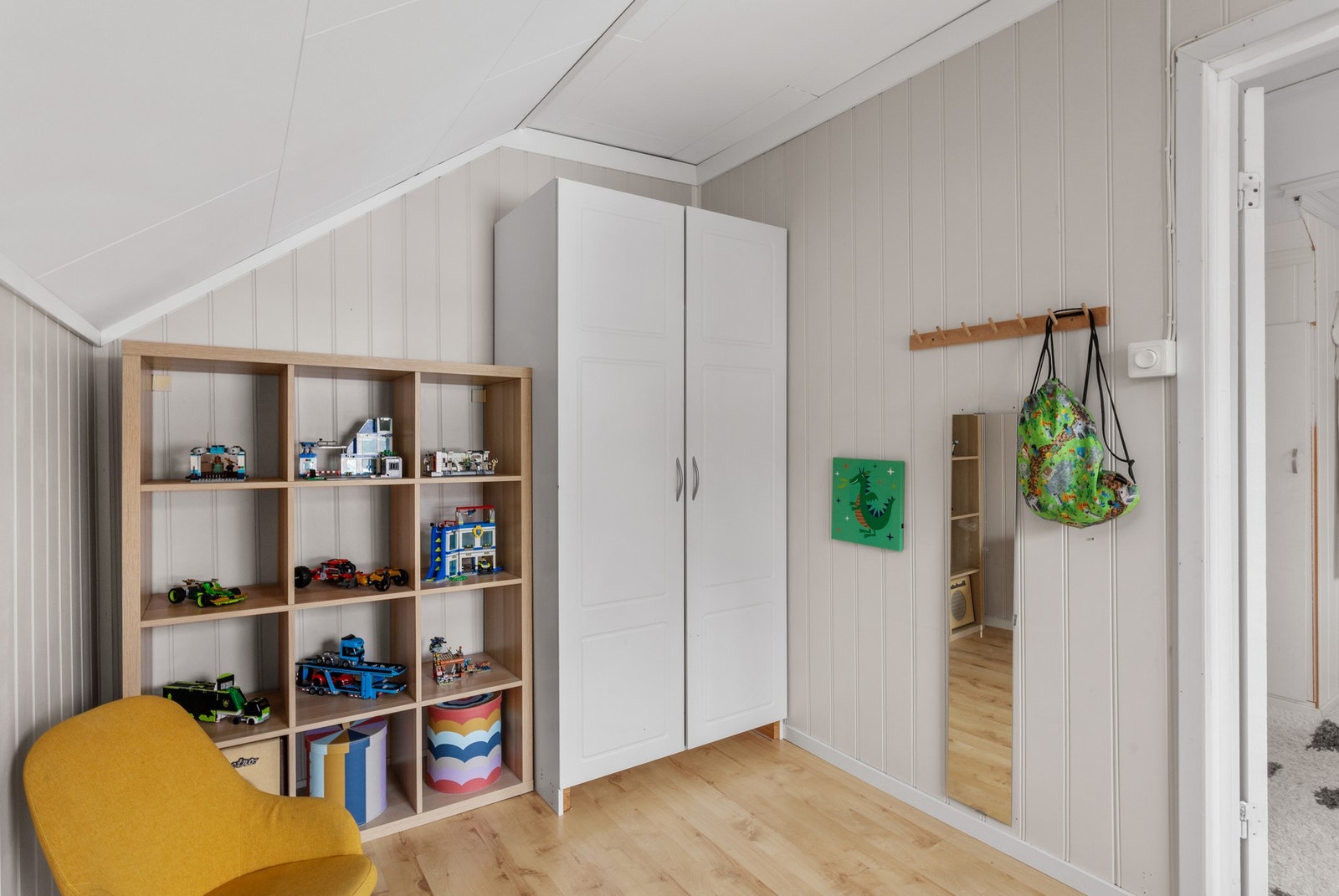 Her er det plass til seng og garderobeskap Galleribilde