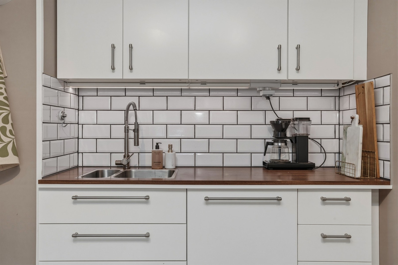 Vegg mellom benkeplate og overskap er flissatt Galleribilde