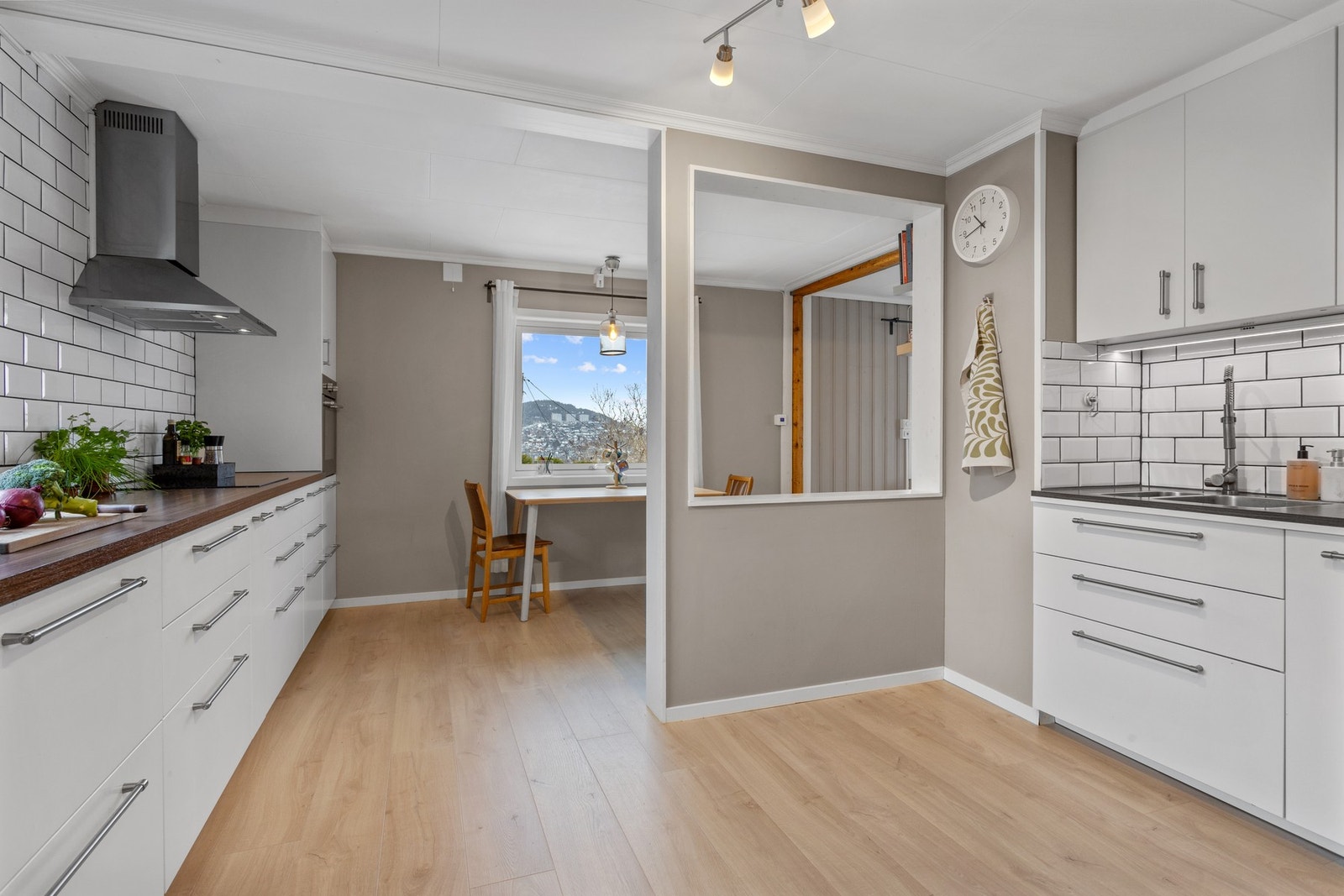 Innredningen har integrerte stekeovn, platetopp og oppvaskmaskin samt nisje for frittstående kjøleskap Galleribilde