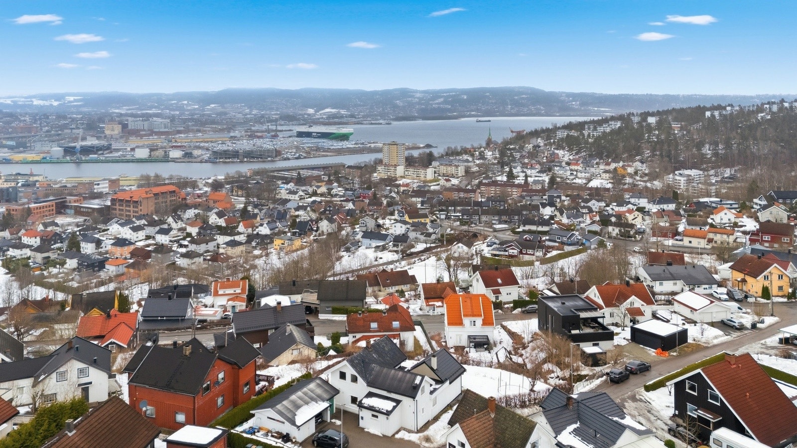 Boligen har en attraktiv og rolig beliggenhet i et barnevennlig boligområde på Frydenhaug Galleribilde