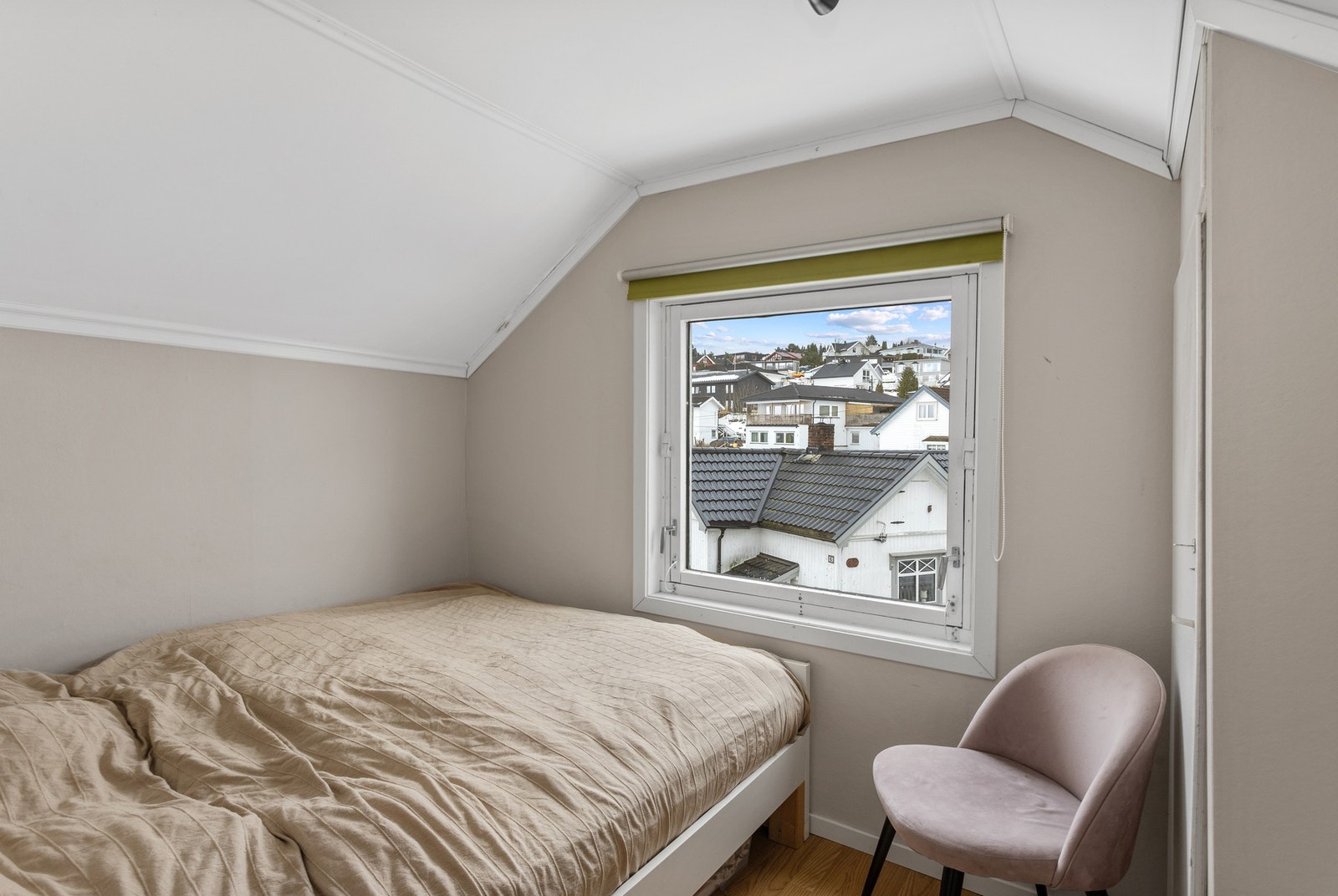 Soverom 3 er mindre med noe lavere takhøyde. Galleribilde