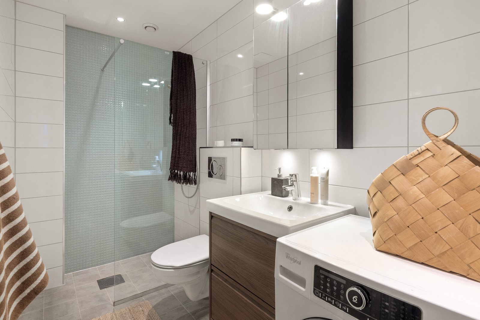 Tidløst flislagt baderom totalt modernisert i 2013. Galleribilde