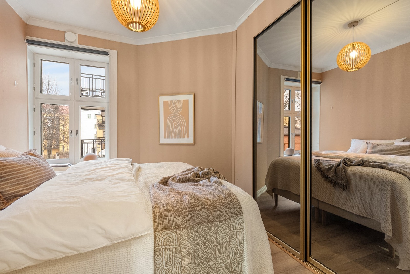 Romslig og innbydende soverom med god plass til stor dobbeltseng, nattbord og annet ønsket møblement. Galleribilde