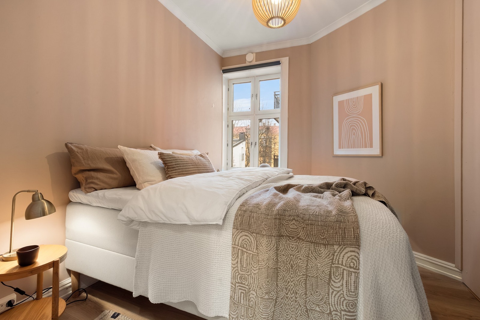 Rommet er utstyrt med stor skyvedørsgarderobe med speilfronter som gir rikelig med oppbevaringsplass. Galleribilde