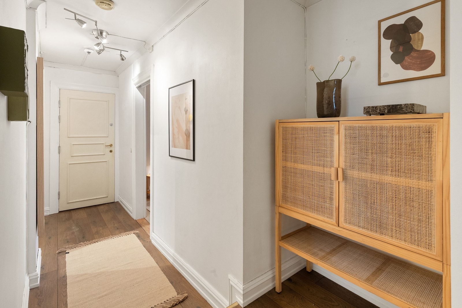 Flott entré/gang med god plass til yttertøy og sko. Galleribilde