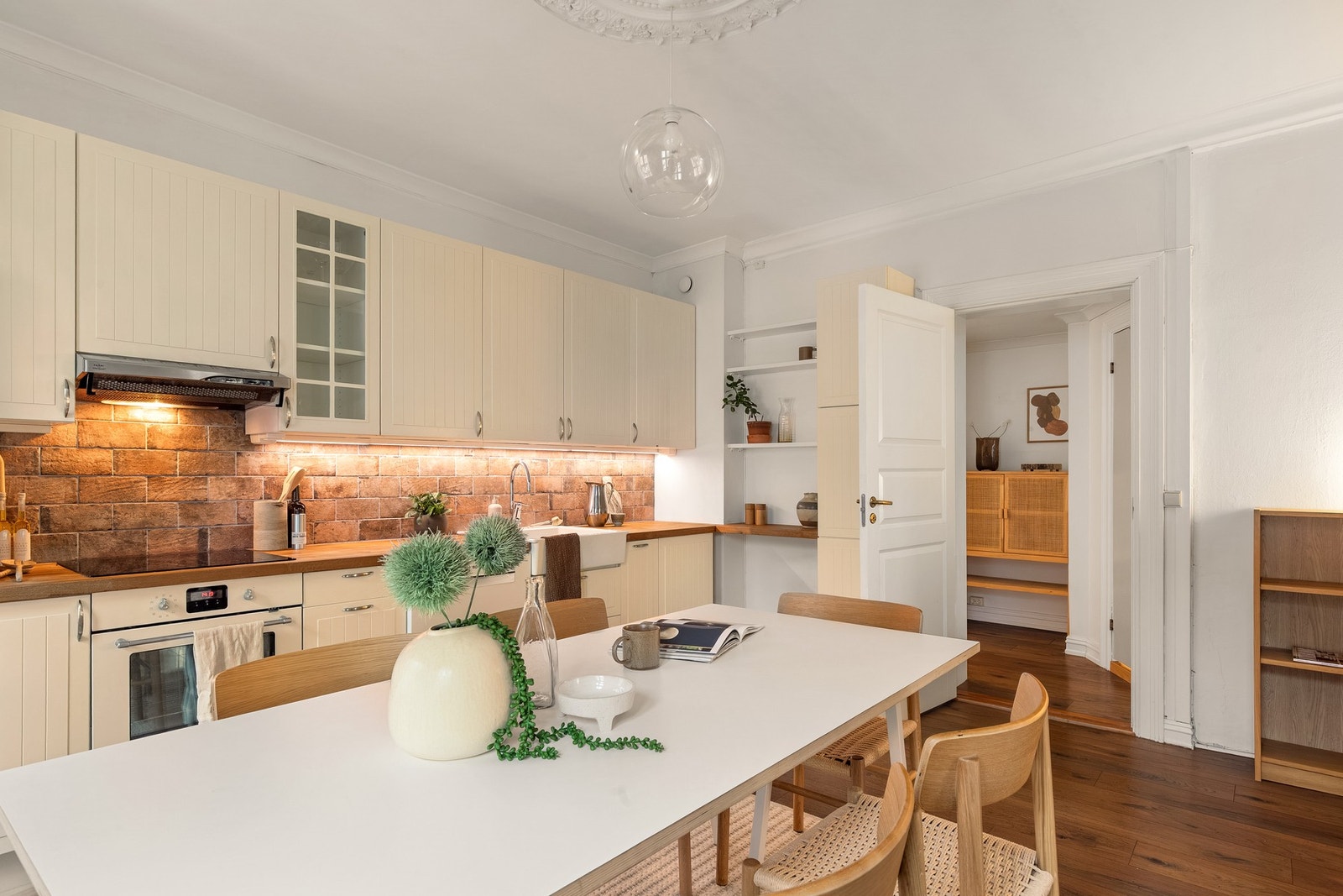 Innredningen er utstyrt med helintegrerte hvitevarer som keramisk platetopp (2017), stekeovn (2017), samt opplegg for oppvaskmaskin og frittstående kjøl-/fryseskap. Galleribilde