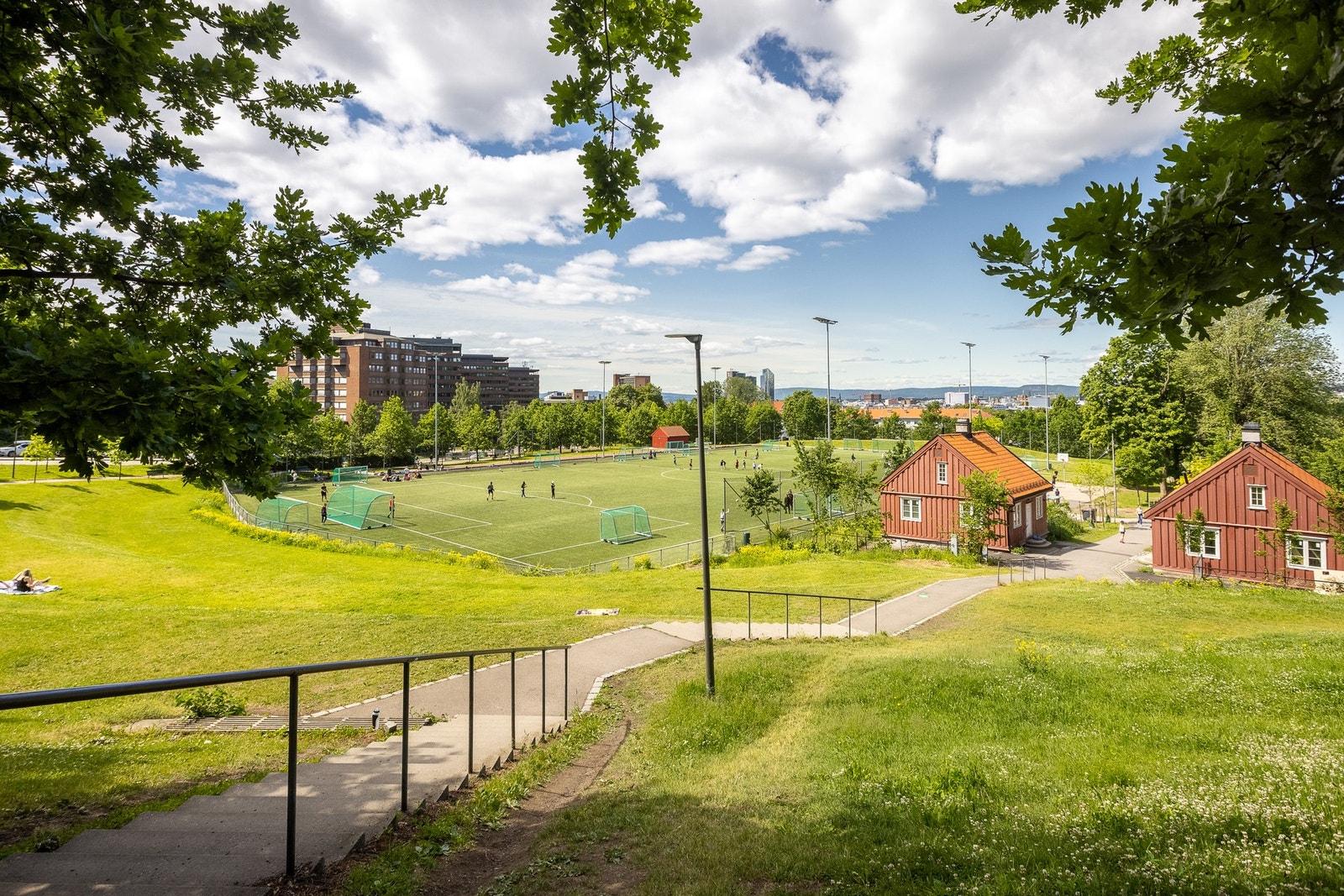 Flere parker og idrettsanlegg ligger i umiddelbar nærheten. Galleribilde