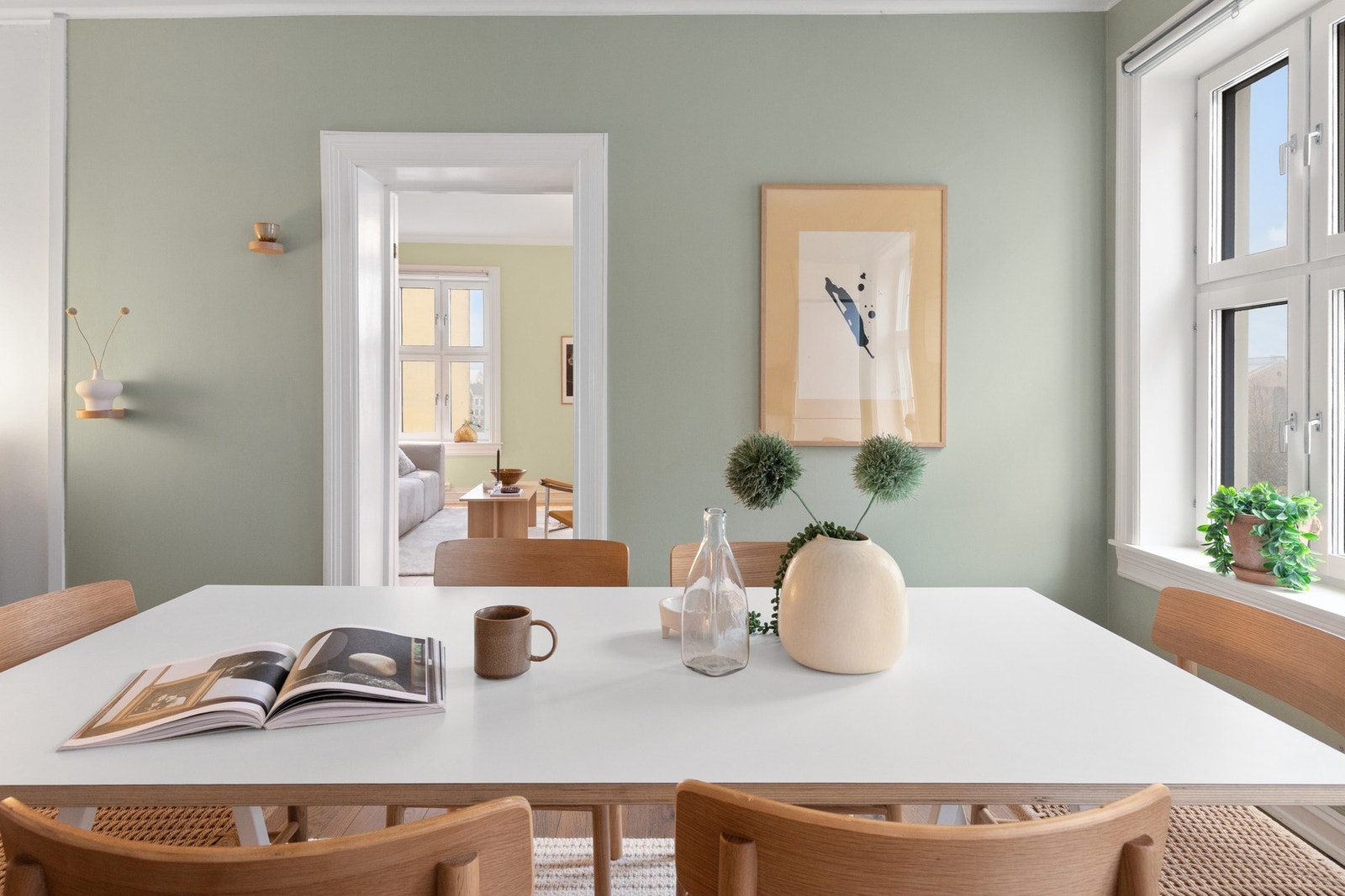 På det romslige kjøkkenet har du plass til stort spisebord hvor man kan samle venner og familie til sosiale sammenkomster. Galleribilde