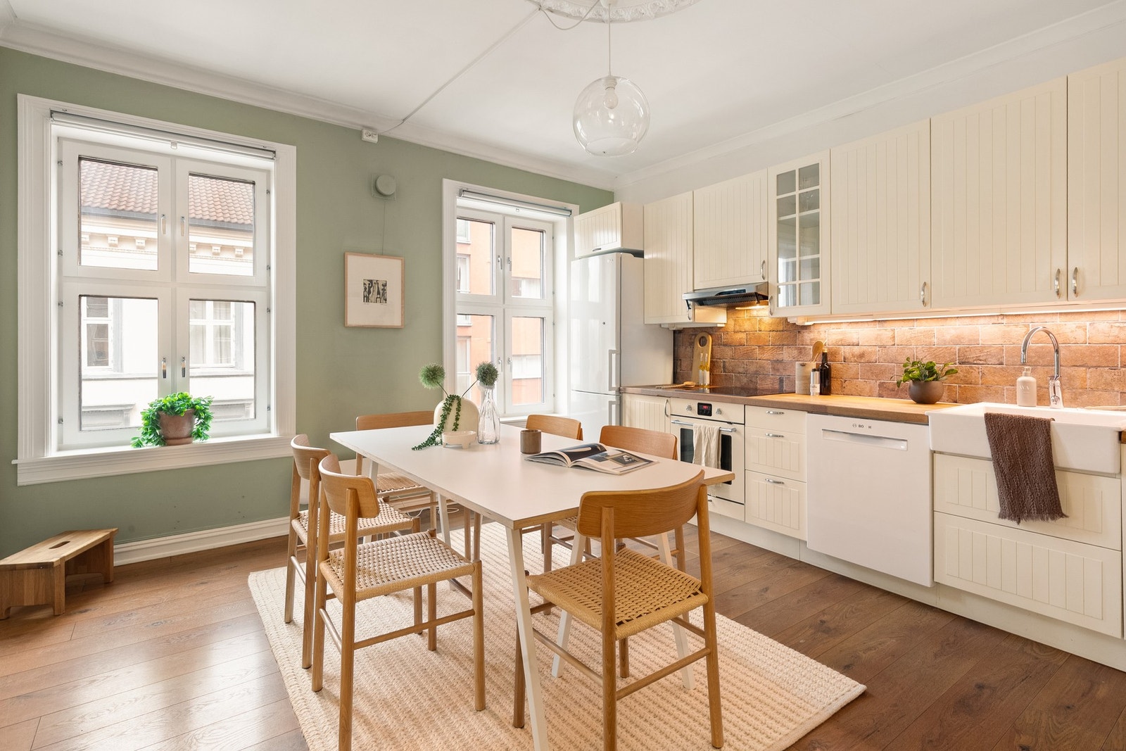 Leiligheten har et separat kjøkken av meget god størrelse med tidløs kjøkkeninnredning levert av IKEA. Galleribilde