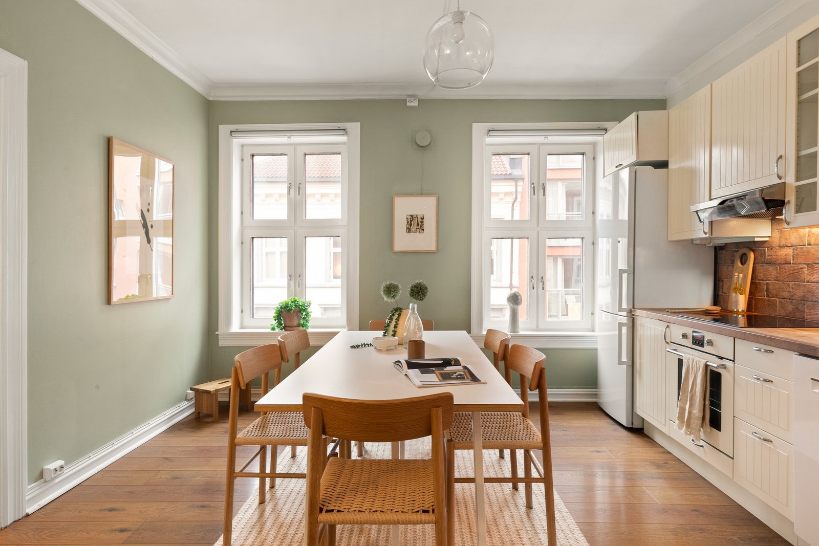 De romslige rommene, gjennomgående planløsning i bygget og flere store vindusflater gir rikelig med naturlig lys og en herlig romfølelse. Galleribilde