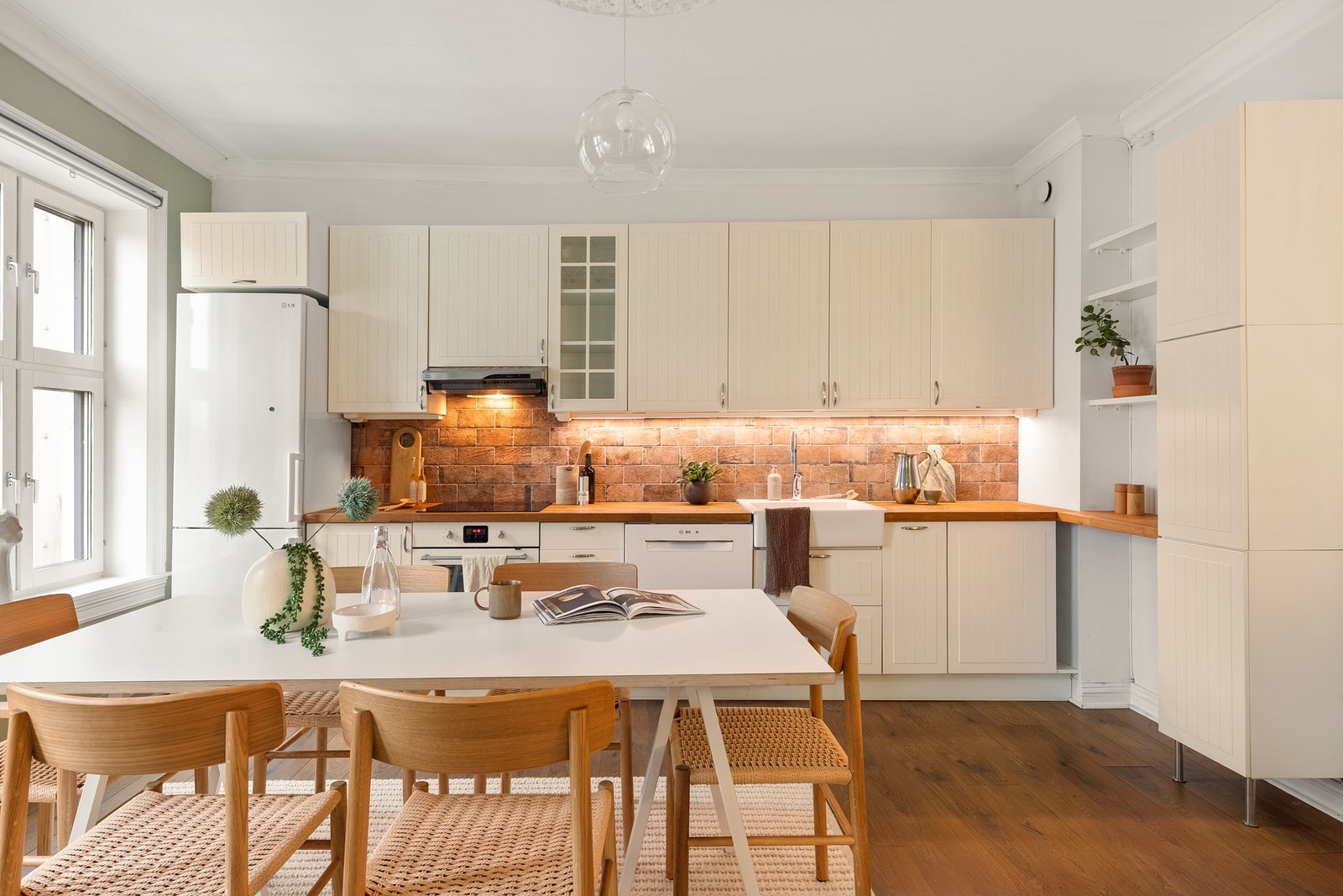 Videre har kjøkkeninnredningen glatte fronter, benkeplate i heltre (2017) med nedfelt kum i keramikk. Galleribilde