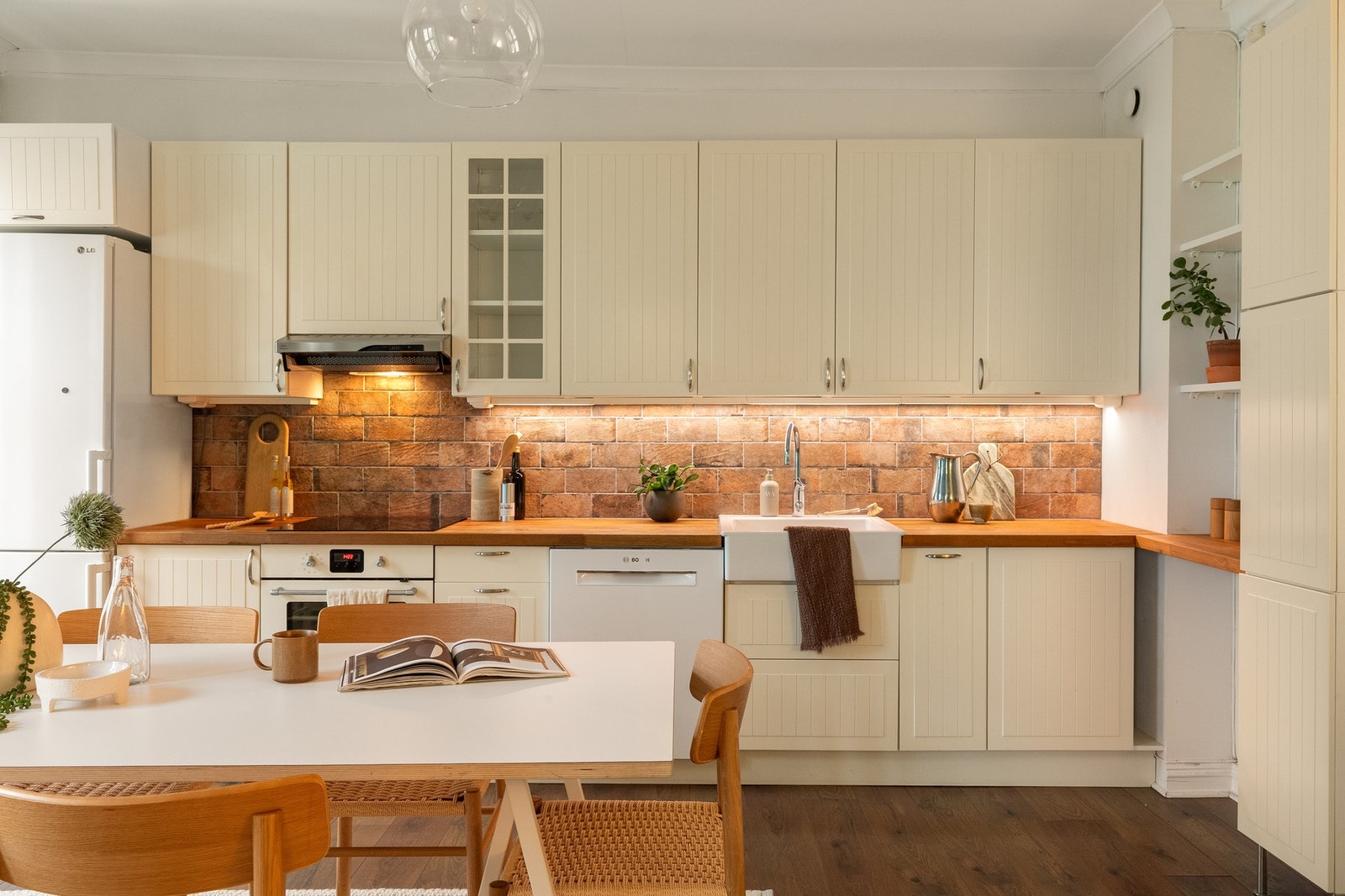 Kjøkkenet har dekorative fliser over benk som setter et flott preg. Galleribilde