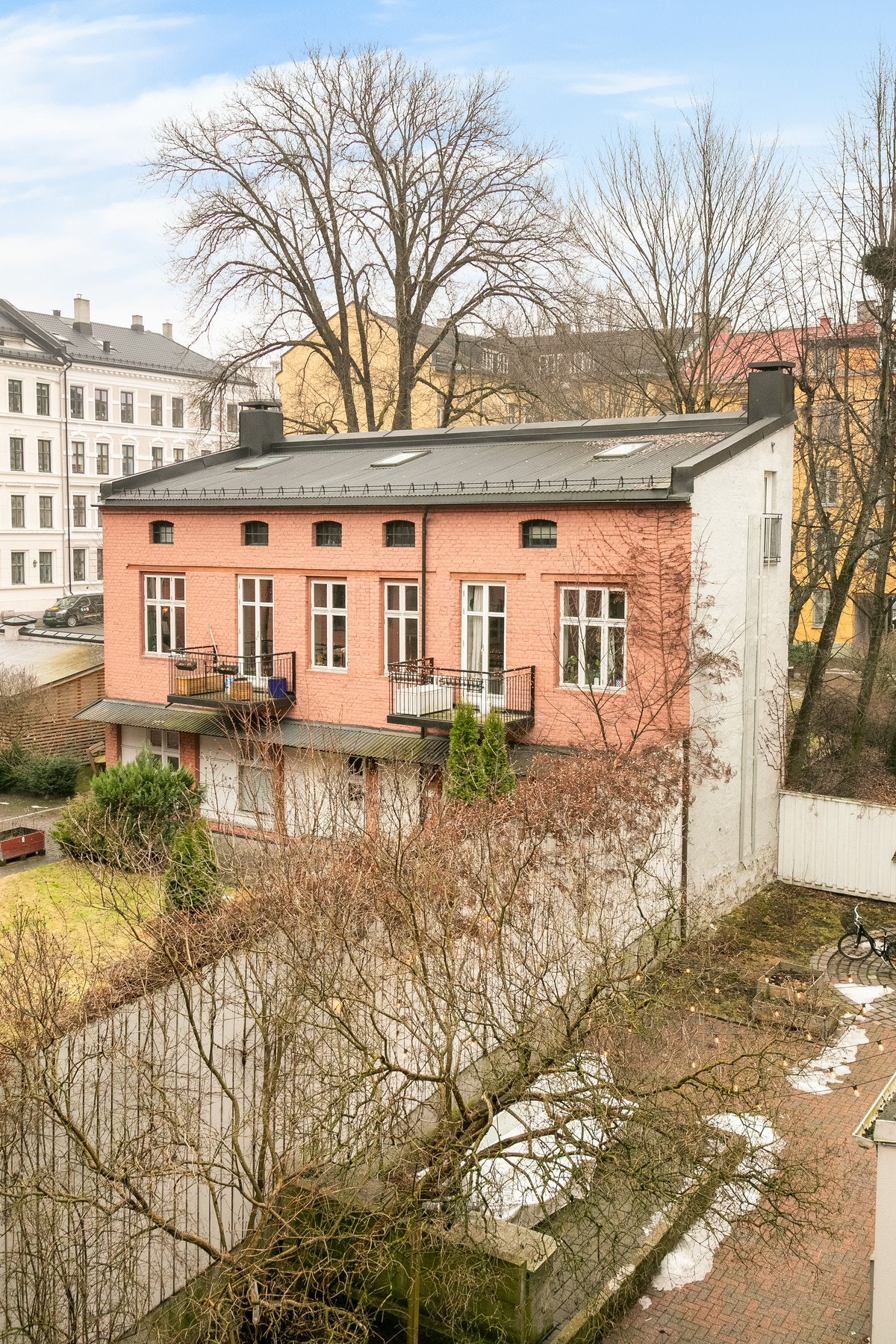 Soverommet vender ut mot skjermet, indre gårdsrom. Galleribilde