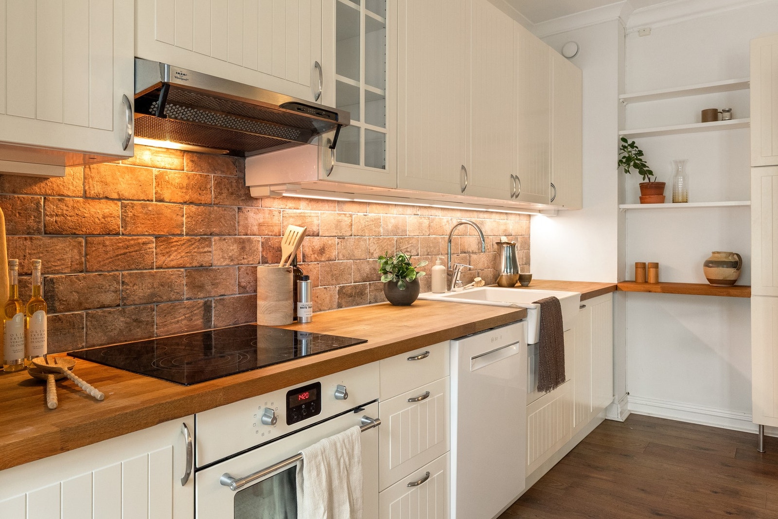 Her har du rikelig med både skap- og benkeplass. Galleribilde