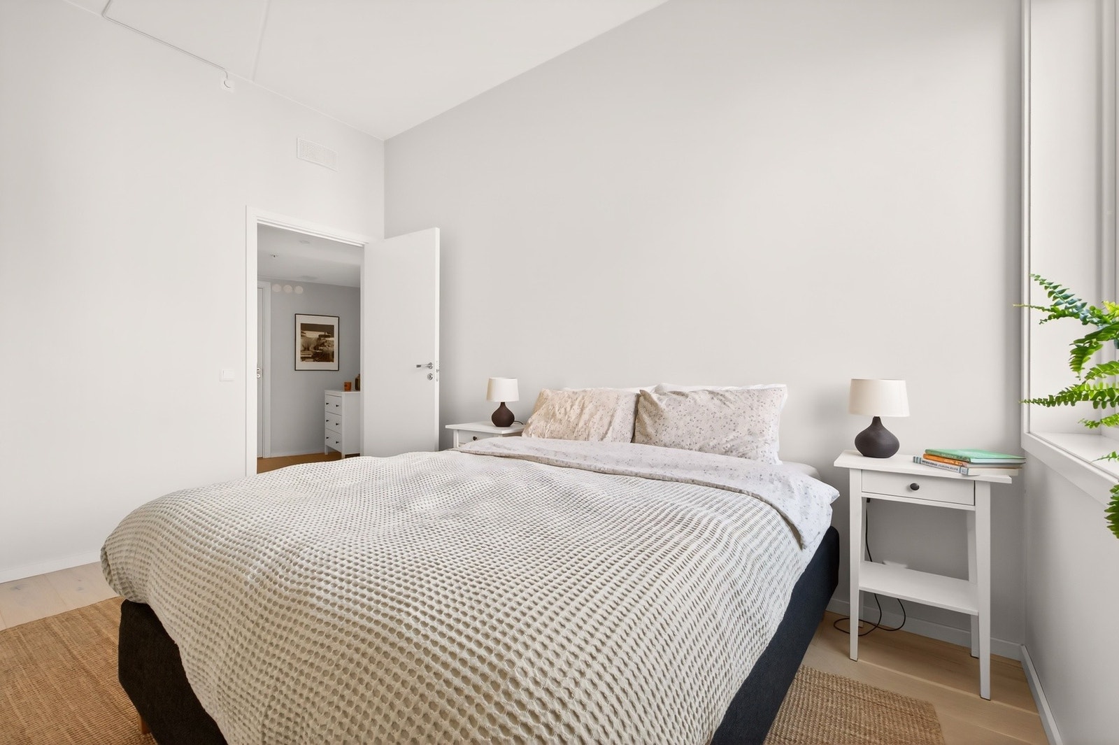 Rommet er av sjenerøs størrelse og oppleves lyst og luftig Galleribilde