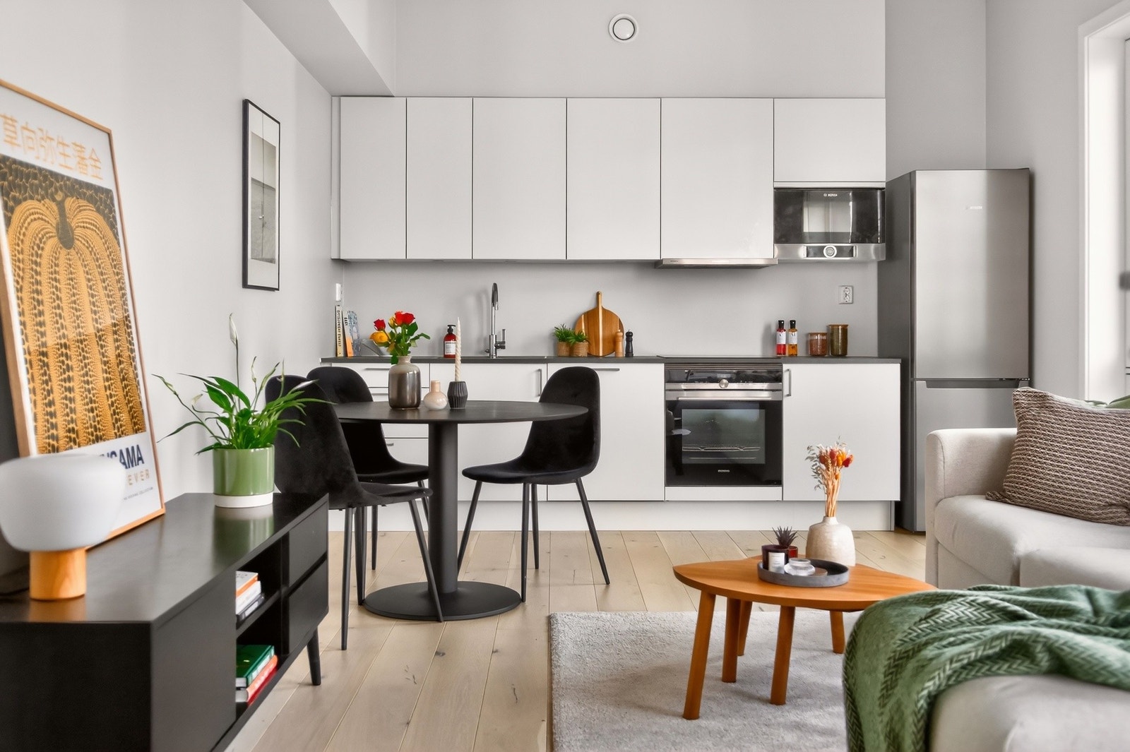 Stue og kjøkken ligger i en åpen løsning som gir gode sosiale soner og en naturlig flyt i rommet. Galleribilde