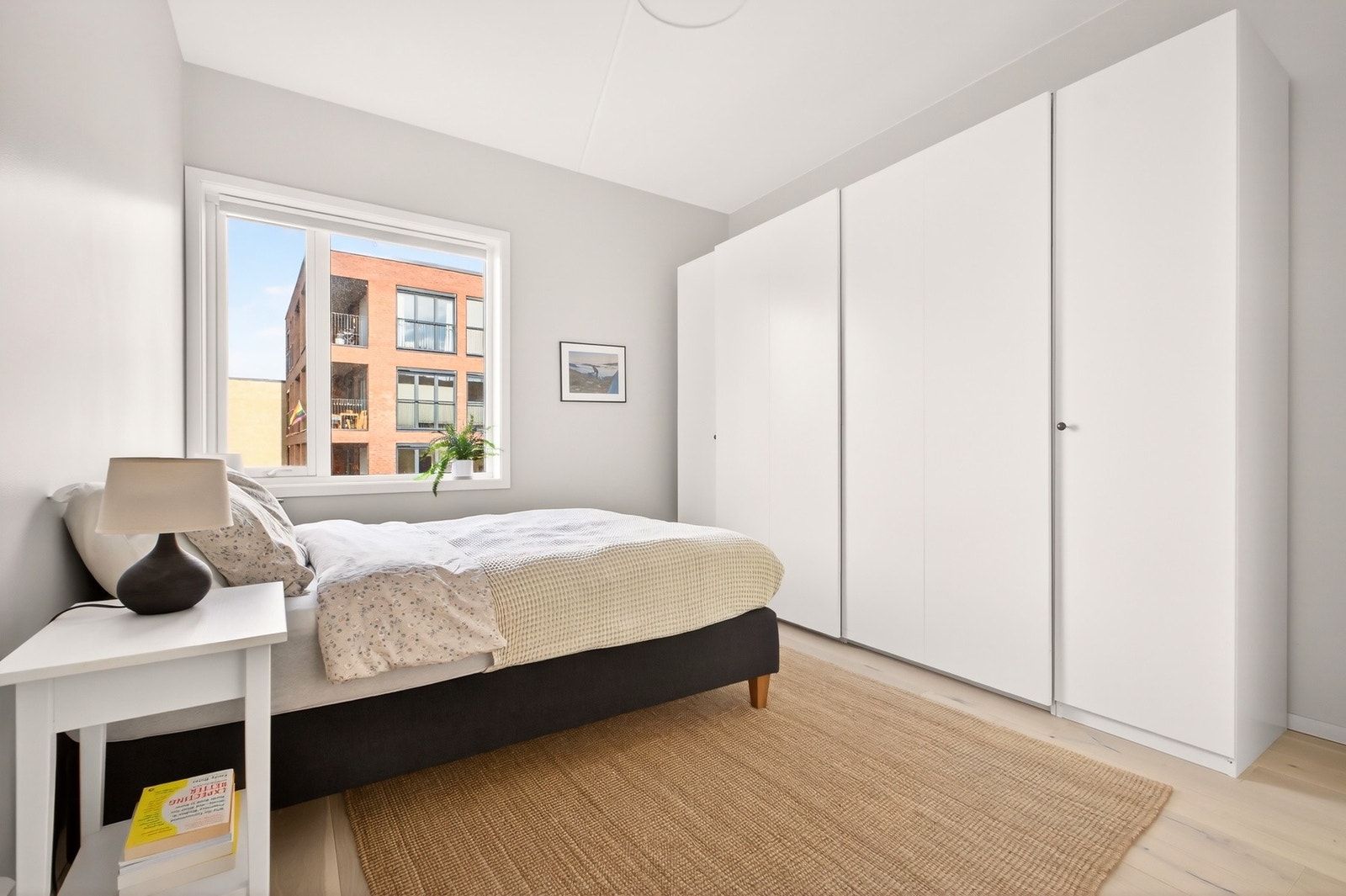 Soverom nr.2 er av god størrelse med plass til dobbeltseng, nattbord og stor garderobeløsning Galleribilde