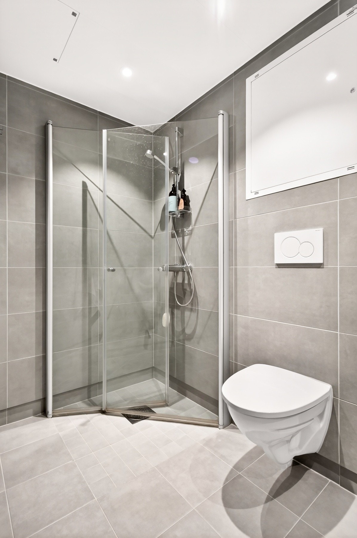 Dusjhjørne med vegghengte dusjdører i glass Galleribilde