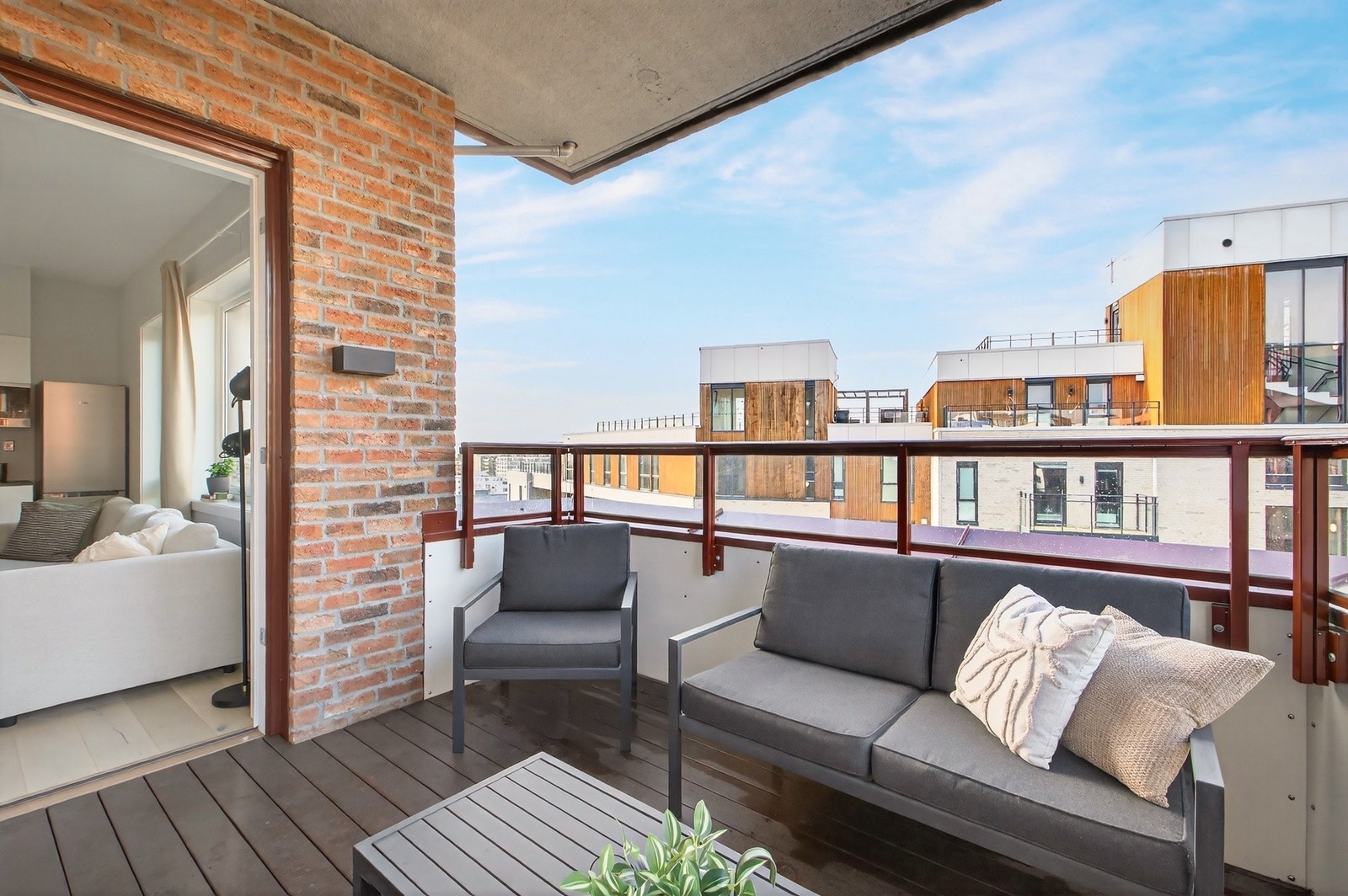 Solrik balkong på ca. 9 kvm. Balkongen fungerer som en naturlig forlengelse av stuen Galleribilde