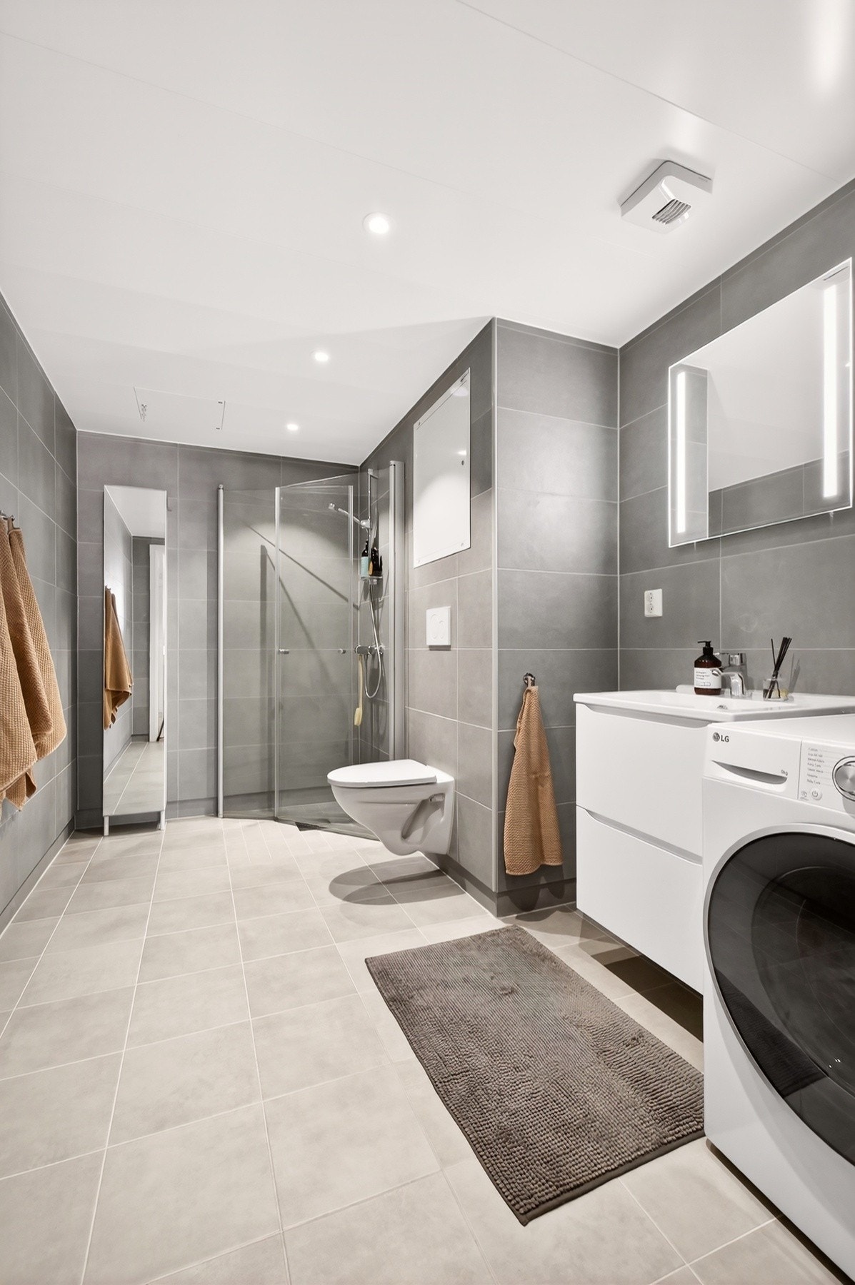 Badet er av god størrelse og har moderne fargevalg Galleribilde