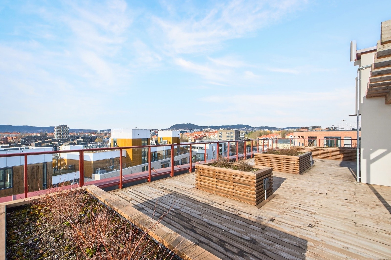 Her kan man nyte nydelig sol- og utsiktsforhold Galleribilde