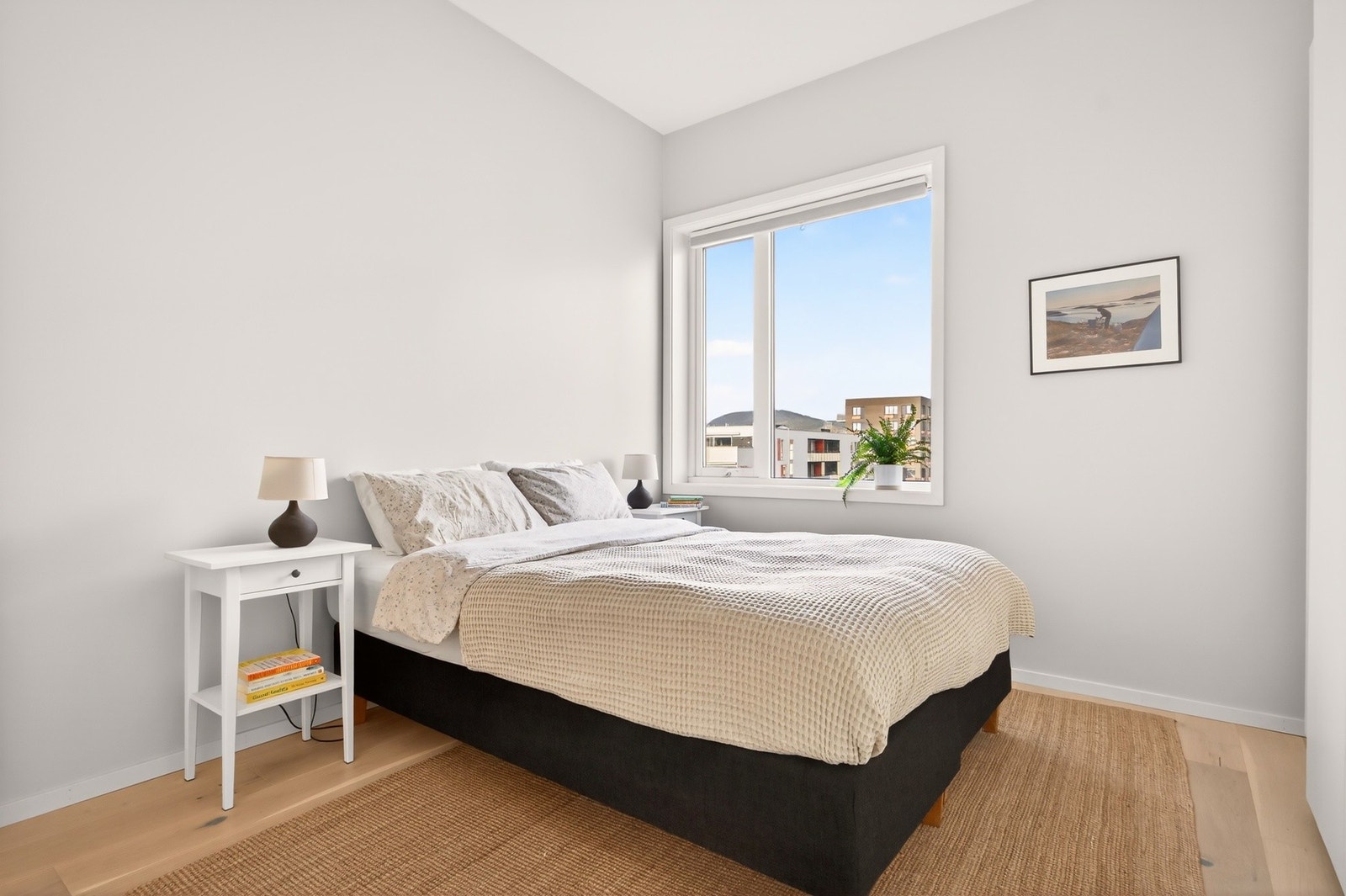 Stort vindu som slipper inn rikelig med lys Galleribilde