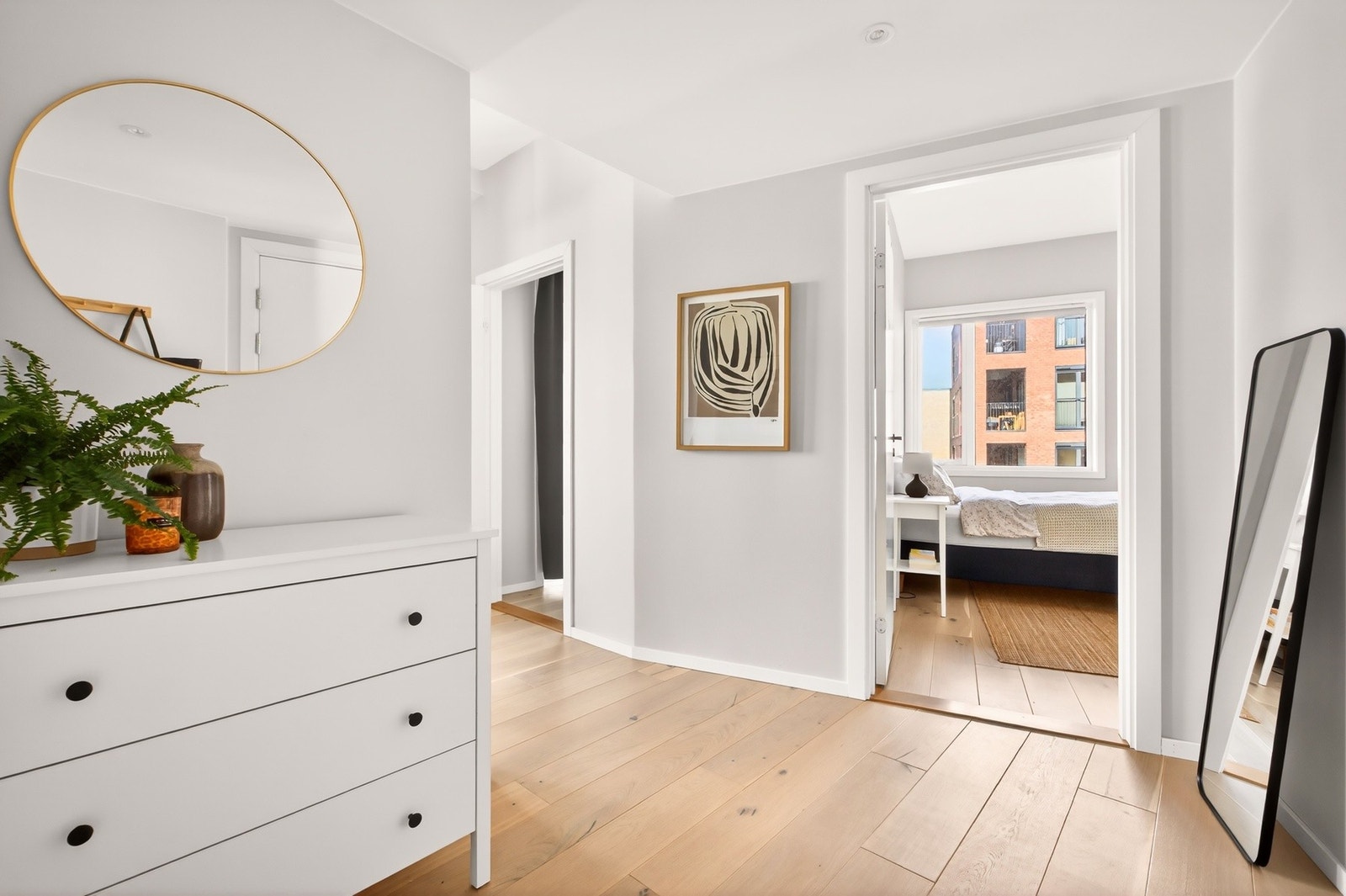 Stor entré med god plass til skap m.m. Galleribilde