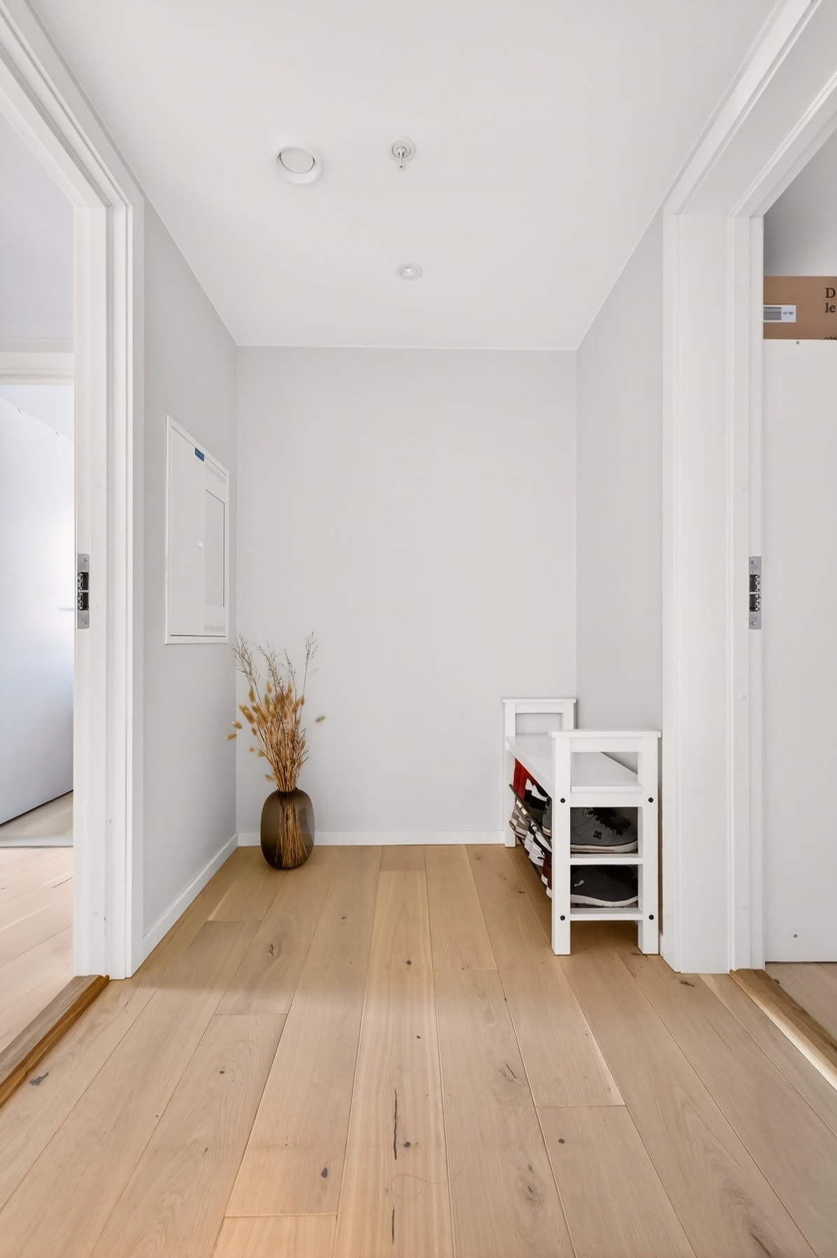 Boligen har en felles gang til hoveddel og hybel del. Galleribilde