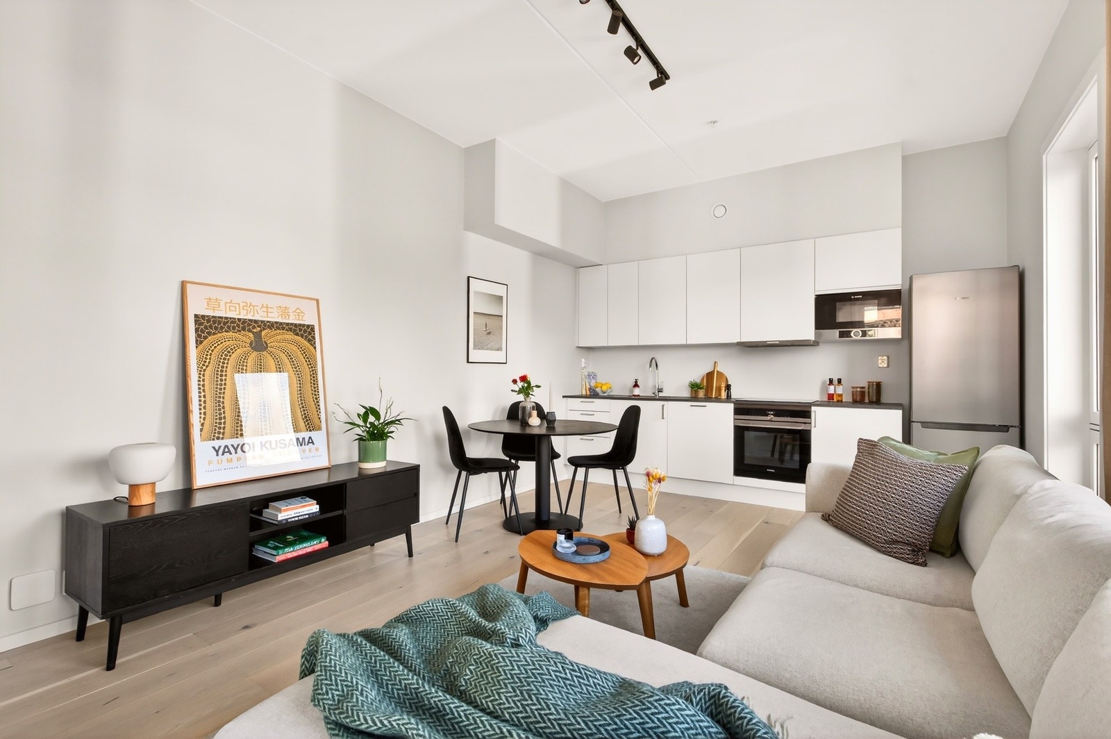 Hoveddelen har åpen stue- og kjøkkenløsning som gir gode møbleringsmuligheter Galleribilde