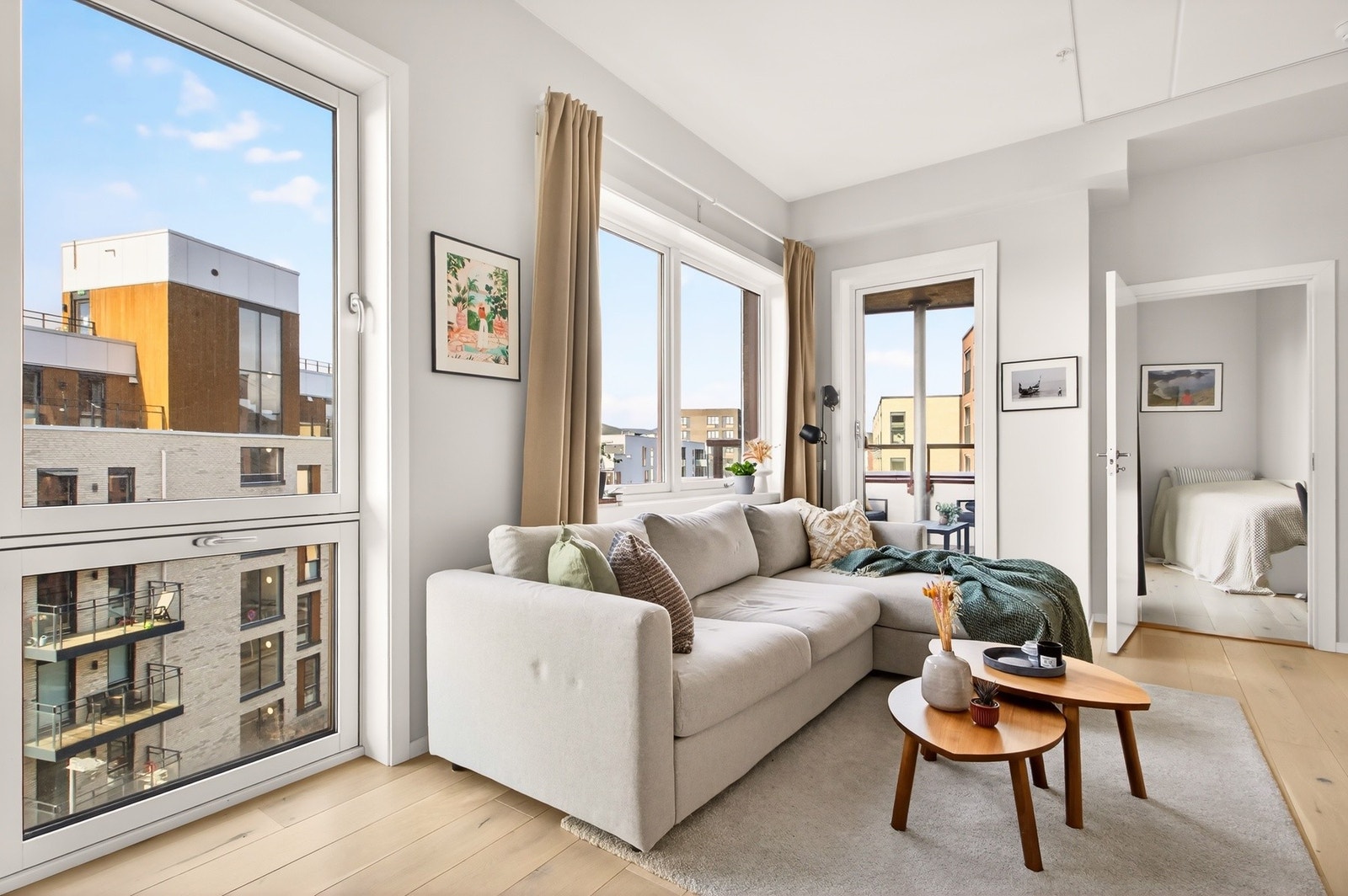 Store vindusflater som slipper inn rikelig med naturlig lys. Fra stuen er det utgang til en herlig balkong Galleribilde