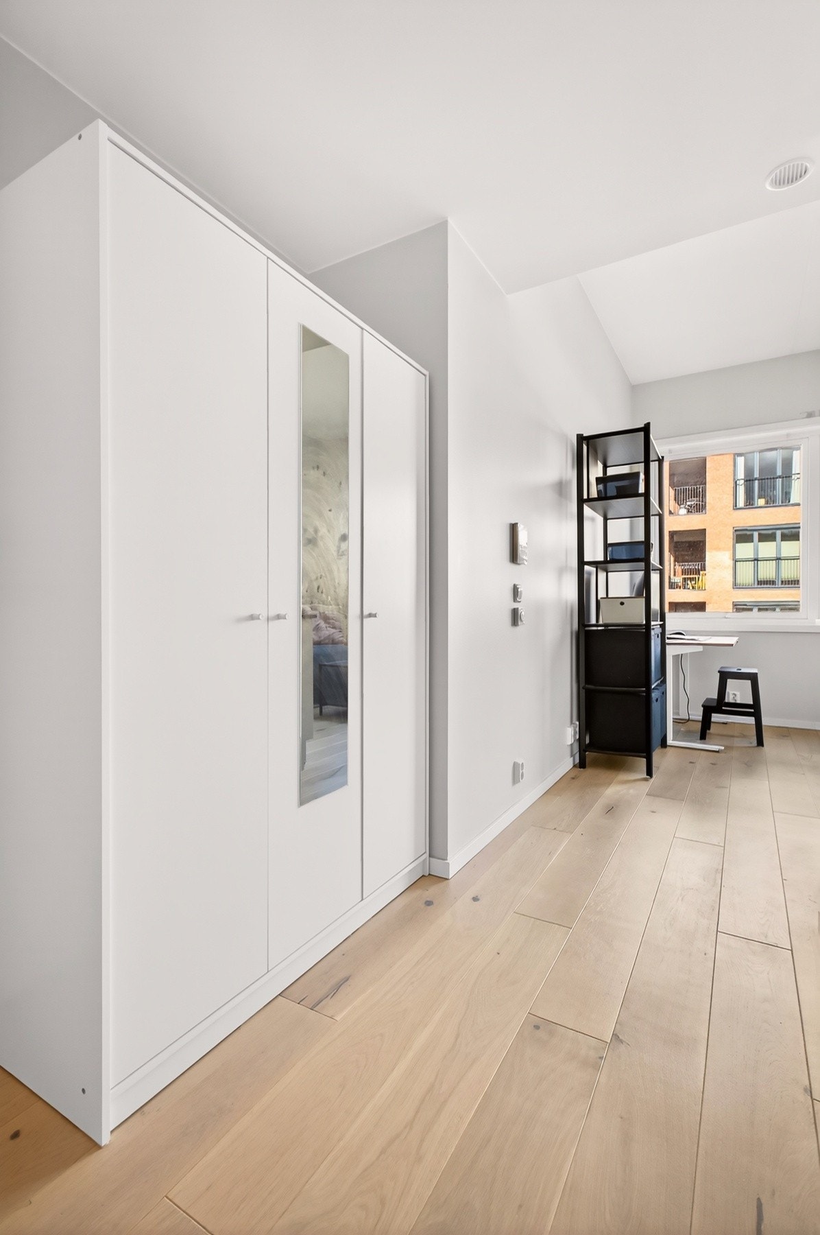 Garderobeskap i entré gir gode oppbevaringsløsninger Galleribilde