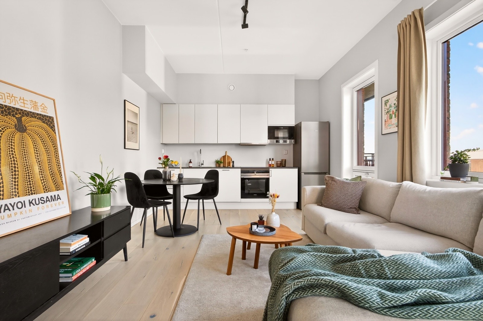 Stuen oppleves svært lys og romslig Galleribilde