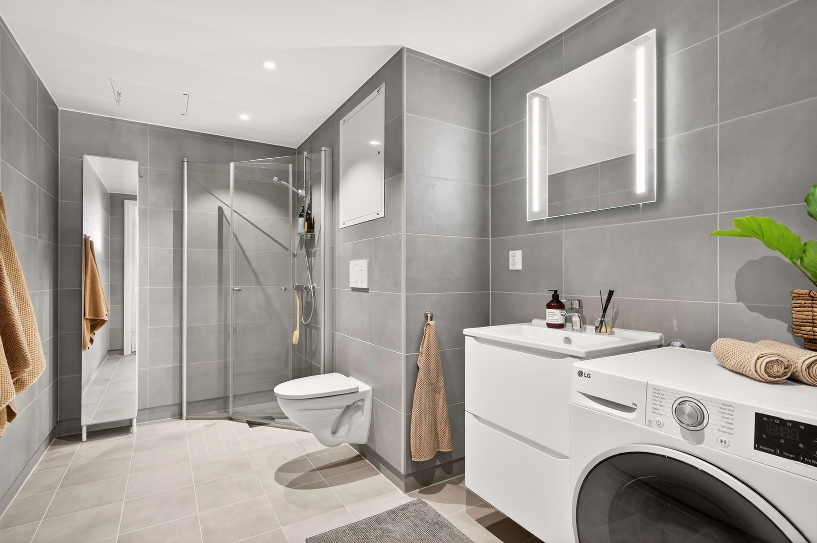 Pent flislagt bad med opplegg for vaskemaskin Galleribilde