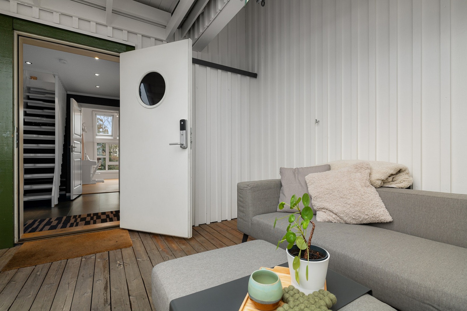 - Boligen er den eneste med inngang i etasjen fra denne trappeoppgangen - Galleribilde