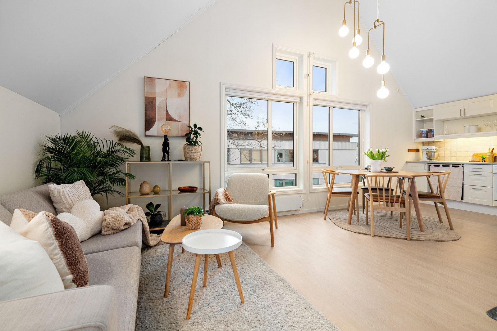 - Takhøyden i oppholdsrommet er på hele 4,8 meter på det høyeste - Galleribilde