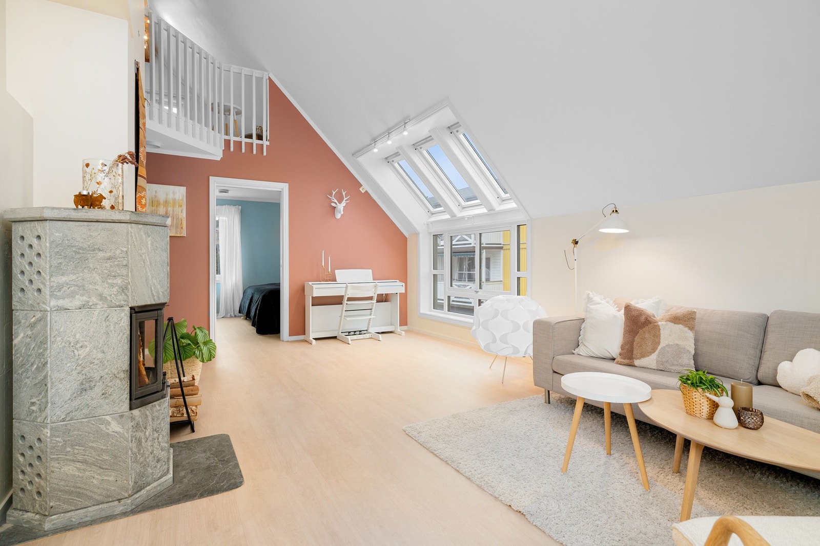 - I 2022 ble det lagt nytt 1-stavs laminat gulv i 3. etasjen - Galleribilde