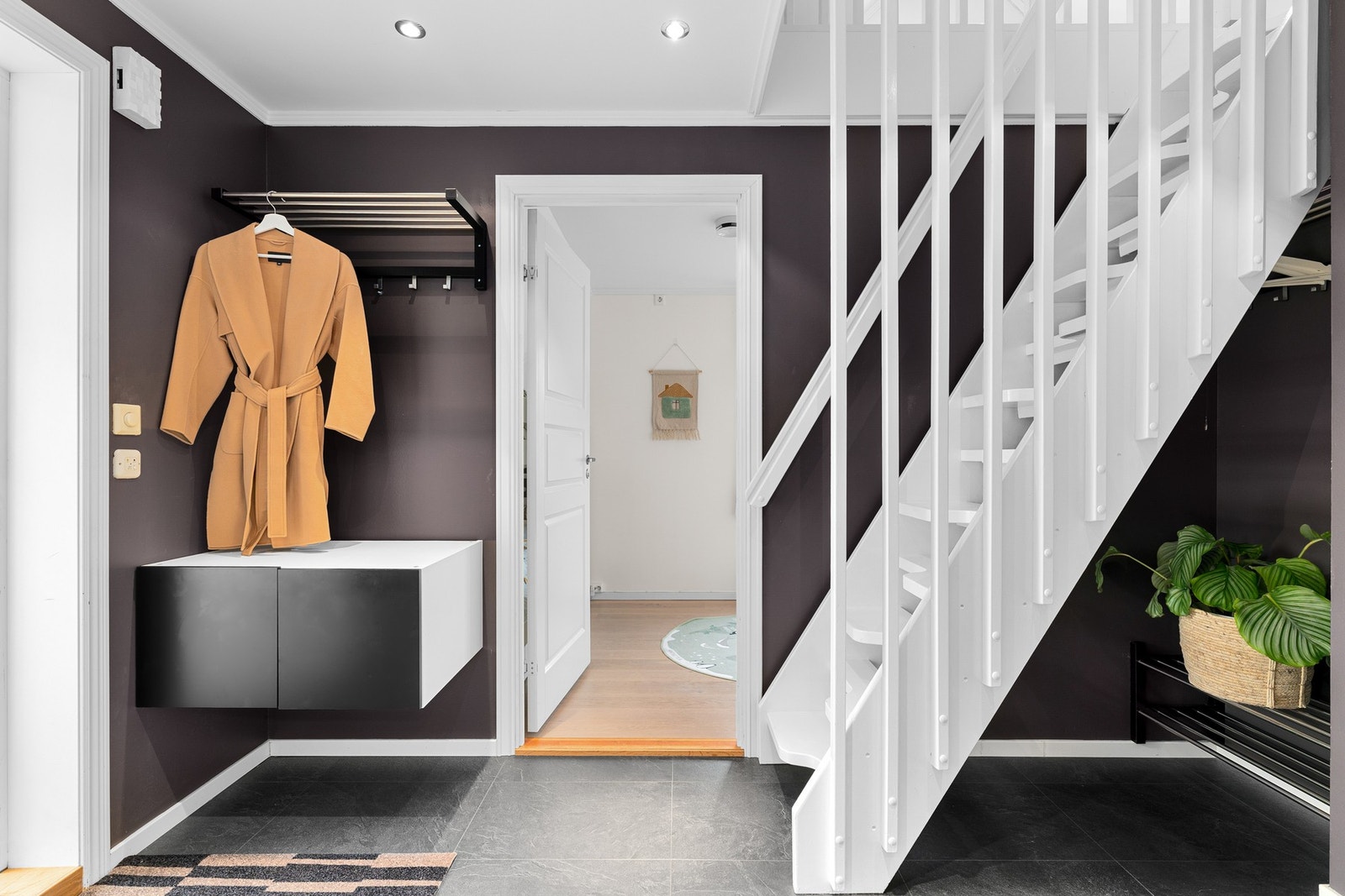 - Legg merke til oppbevaringsmulighetene under trappen - Galleribilde