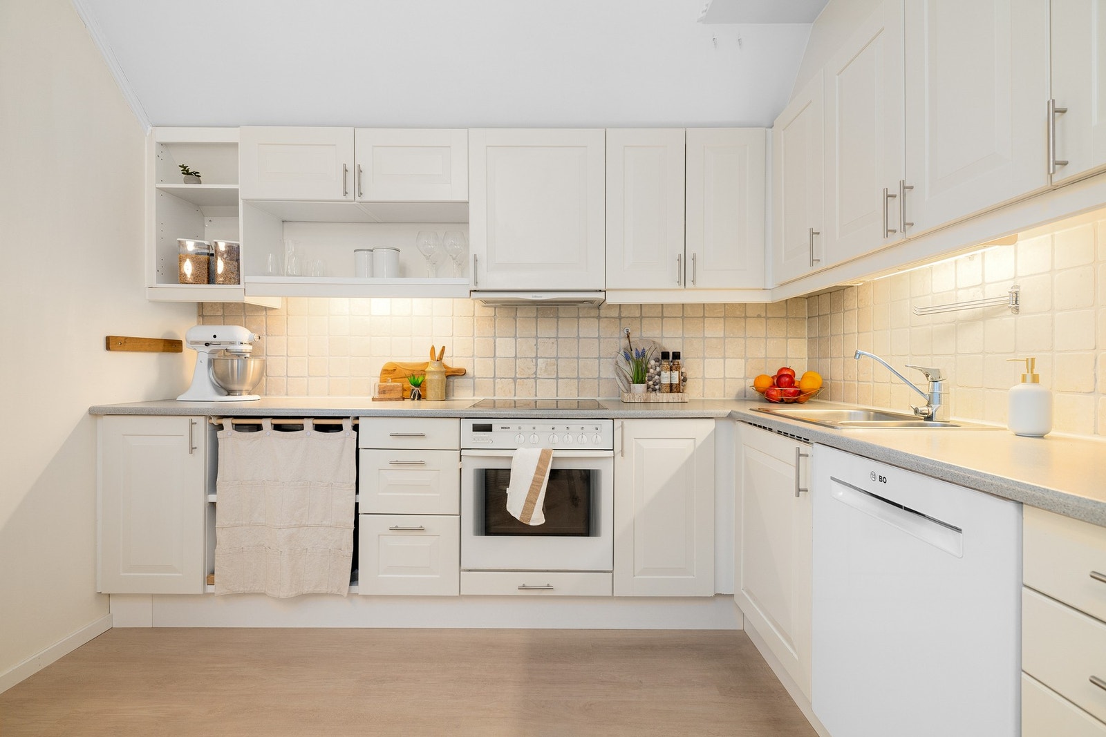 - Kjøkkenet ligger behagelig tilbaketrukket fra stue- / spisestuesonen - Galleribilde