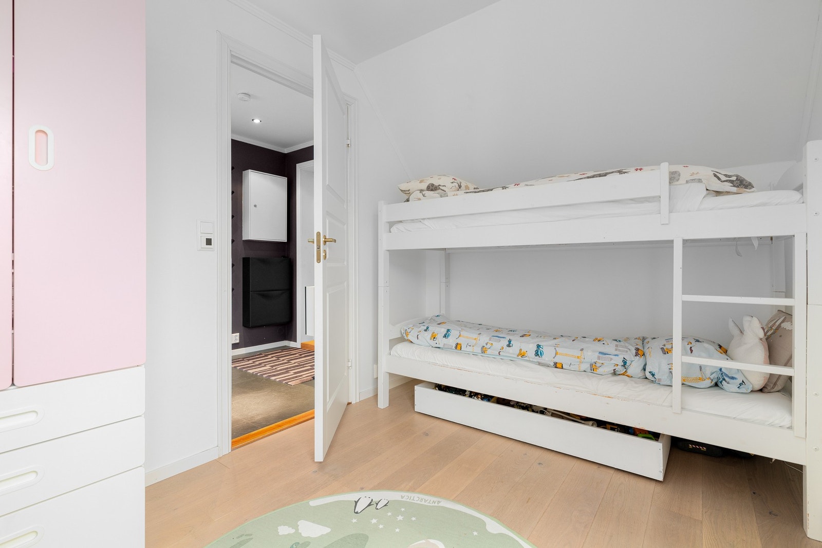 - Rommet passer utmerket som barnerom, gjesterom eller kontor - Galleribilde