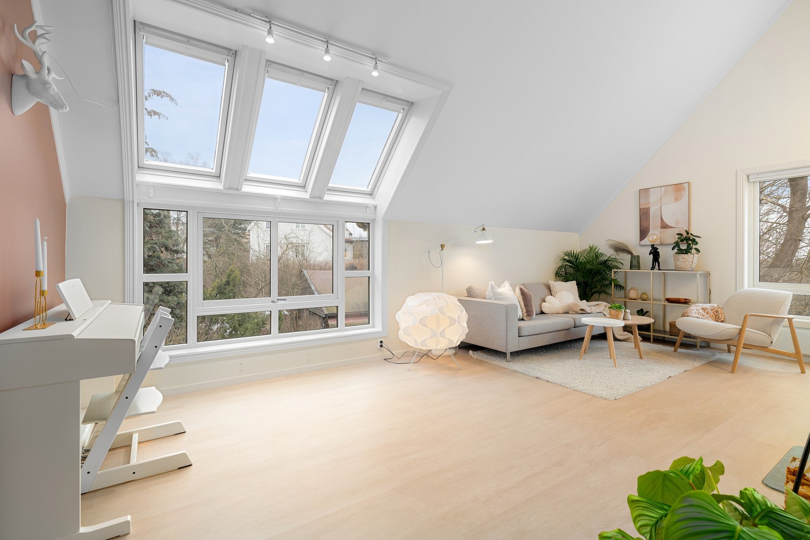 - De store vindusflatene på to sider bidrar til et flott innvendig lysforhold - Galleribilde