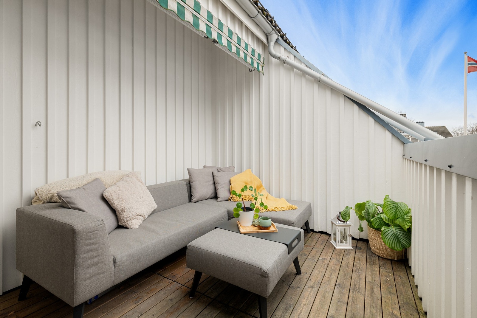 - Skjermet uteplass ved inngangspartiet på ca. 9 kvm med sol fra ettermiddag til sen kveld på sommeren - Galleribilde