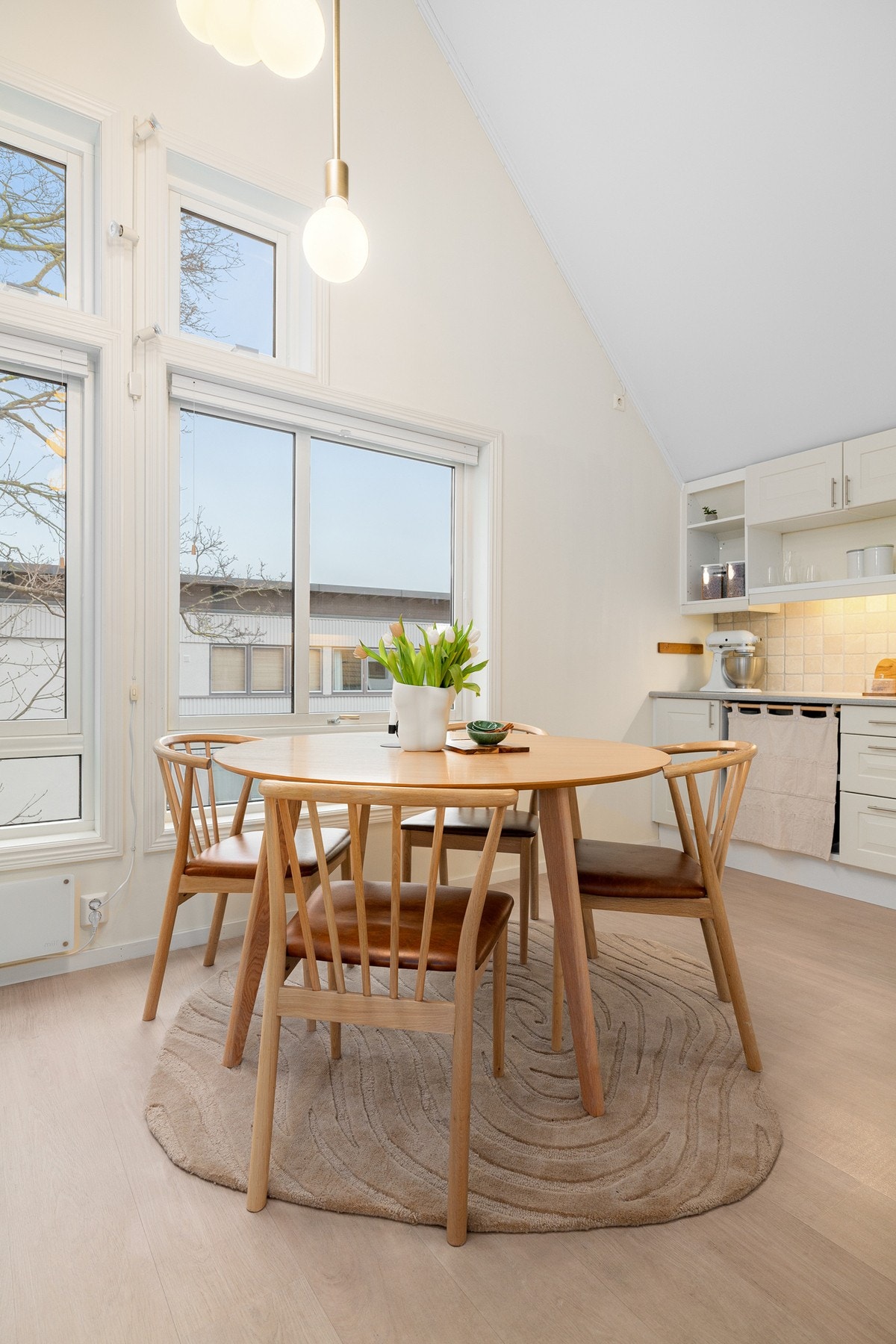 - Det er plass til et større spisebord om ønskelig - Galleribilde